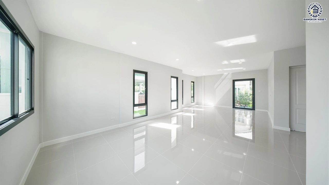 บ้านรีโนเวทใหม่ โครงการ นันทวัน วงแหวน-รัตนาธิเบศร์ เนื้อที่กว้าง 108.5 ตร.ว. พื้นที่ใช้สอย  369.52 ตร.ม. ฟังก์ชัน 5 ห้องนอน 5 ห้องน้ำ จอดรถได้ 3 จอด บนทำเลดี เชื่อมต่อถนนรัตนาธิเบศร์ ถนนนครอินทร์ ถนนกาญจนาภิเษก ใกล้รถไฟฟ้าสายสีม่วง "สถานีตลาดบางใหญ่" และจุดขึ้นทางด่วน "ศรีรัช"