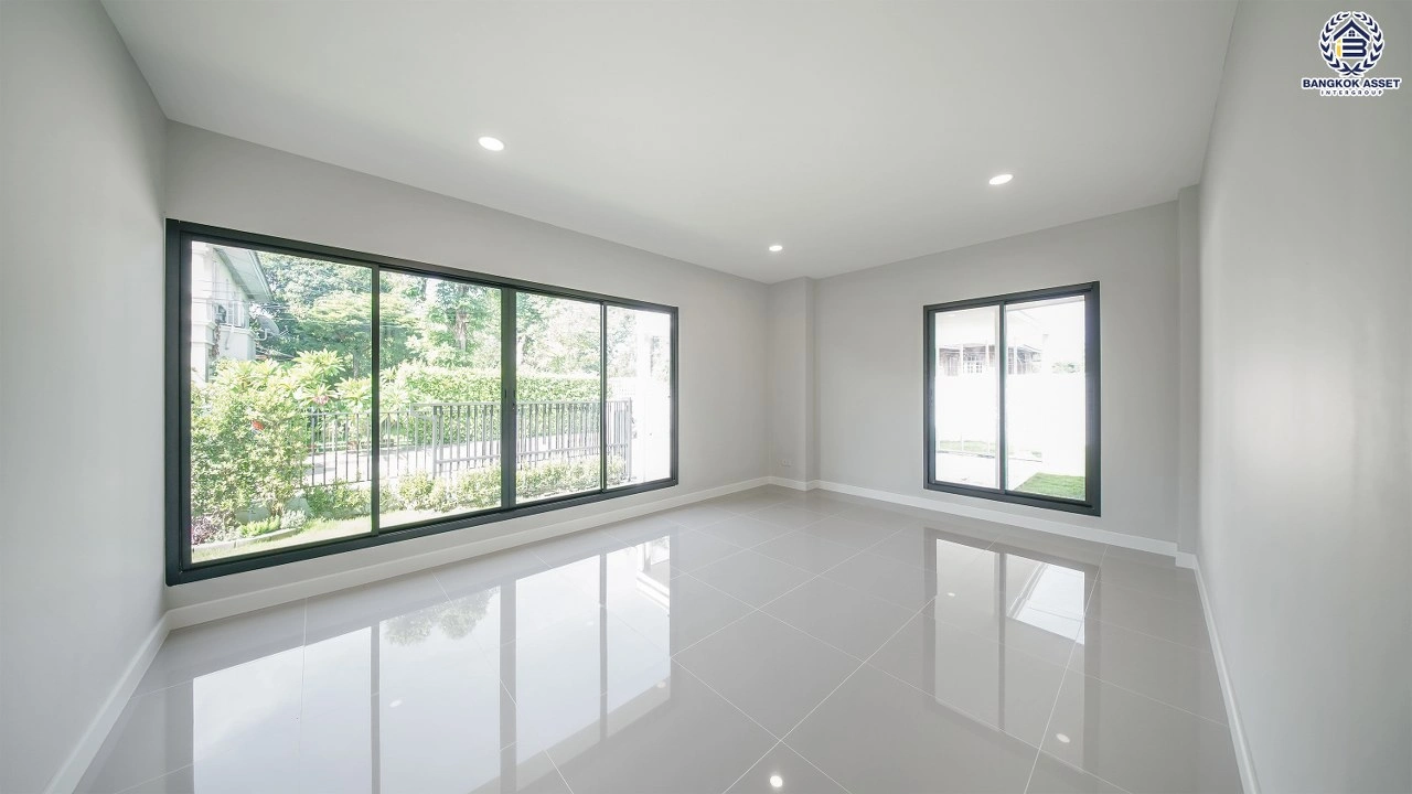บ้านรีโนเวทใหม่ โครงการ นันทวัน วงแหวน-รัตนาธิเบศร์ เนื้อที่กว้าง 108.5 ตร.ว. พื้นที่ใช้สอย  369.52 ตร.ม. ฟังก์ชัน 5 ห้องนอน 5 ห้องน้ำ จอดรถได้ 3 จอด บนทำเลดี เชื่อมต่อถนนรัตนาธิเบศร์ ถนนนครอินทร์ ถนนกาญจนาภิเษก ใกล้รถไฟฟ้าสายสีม่วง "สถานีตลาดบางใหญ่" และจุดขึ้นทางด่วน "ศรีรัช"