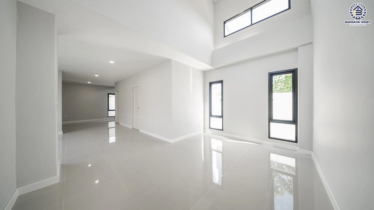 บ้านรีโนเวทใหม่ โครงการ นันทวัน วงแหวน-รัตนาธิเบศร์ เนื้อที่กว้าง 108.5 ตร.ว. พื้นที่ใช้สอย  369.52 ตร.ม. ฟังก์ชัน 5 ห้องนอน 5 ห้องน้ำ จอดรถได้ 3 จอด บนทำเลดี เชื่อมต่อถนนรัตนาธิเบศร์ ถนนนครอินทร์ ถนนกาญจนาภิเษก ใกล้รถไฟฟ้าสายสีม่วง "สถานีตลาดบางใหญ่" และจุดขึ้นทางด่วน "ศรีรัช"