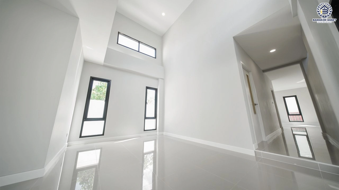 บ้านรีโนเวทใหม่ โครงการ นันทวัน วงแหวน-รัตนาธิเบศร์ เนื้อที่กว้าง 108.5 ตร.ว. พื้นที่ใช้สอย  369.52 ตร.ม. ฟังก์ชัน 5 ห้องนอน 5 ห้องน้ำ จอดรถได้ 3 จอด บนทำเลดี เชื่อมต่อถนนรัตนาธิเบศร์ ถนนนครอินทร์ ถนนกาญจนาภิเษก ใกล้รถไฟฟ้าสายสีม่วง "สถานีตลาดบางใหญ่" และจุดขึ้นทางด่วน "ศรีรัช"