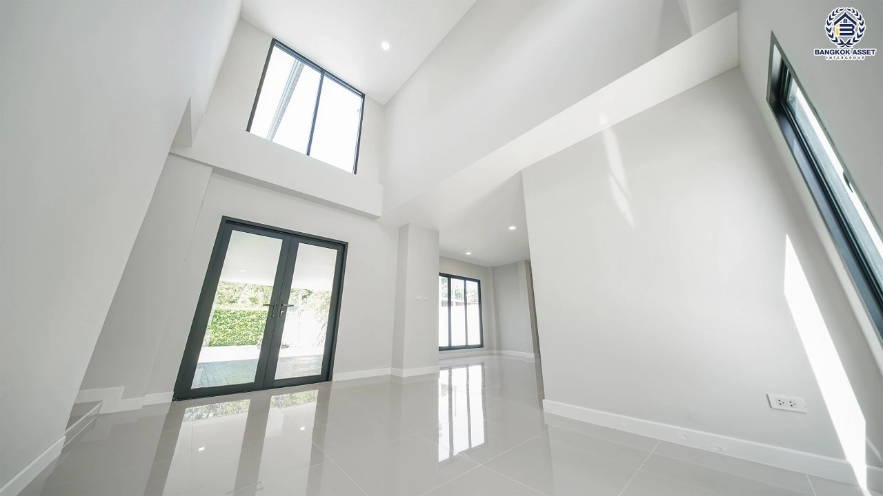 บ้านรีโนเวทใหม่ โครงการ นันทวัน วงแหวน-รัตนาธิเบศร์ เนื้อที่กว้าง 108.5 ตร.ว. พื้นที่ใช้สอย  369.52 ตร.ม. ฟังก์ชัน 5 ห้องนอน 5 ห้องน้ำ จอดรถได้ 3 จอด บนทำเลดี เชื่อมต่อถนนรัตนาธิเบศร์ ถนนนครอินทร์ ถนนกาญจนาภิเษก ใกล้รถไฟฟ้าสายสีม่วง "สถานีตลาดบางใหญ่" และจุดขึ้นทางด่วน "ศรีรัช"