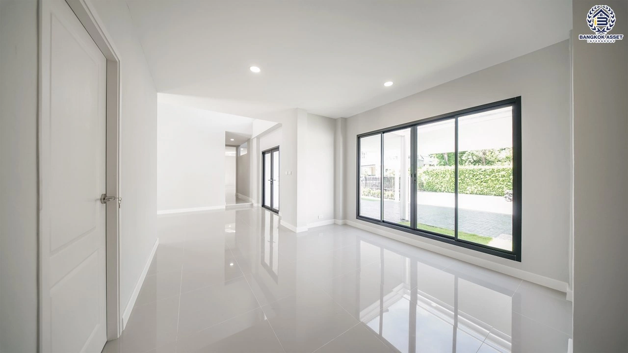 บ้านรีโนเวทใหม่ โครงการ นันทวัน วงแหวน-รัตนาธิเบศร์ เนื้อที่กว้าง 108.5 ตร.ว. พื้นที่ใช้สอย  369.52 ตร.ม. ฟังก์ชัน 5 ห้องนอน 5 ห้องน้ำ จอดรถได้ 3 จอด บนทำเลดี เชื่อมต่อถนนรัตนาธิเบศร์ ถนนนครอินทร์ ถนนกาญจนาภิเษก ใกล้รถไฟฟ้าสายสีม่วง "สถานีตลาดบางใหญ่" และจุดขึ้นทางด่วน "ศรีรัช"