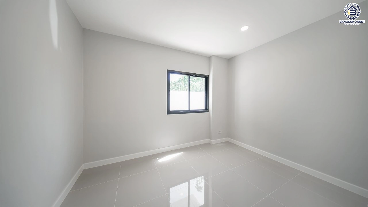 บ้านรีโนเวทใหม่ โครงการ นันทวัน วงแหวน-รัตนาธิเบศร์ เนื้อที่กว้าง 108.5 ตร.ว. พื้นที่ใช้สอย  369.52 ตร.ม. ฟังก์ชัน 5 ห้องนอน 5 ห้องน้ำ จอดรถได้ 3 จอด บนทำเลดี เชื่อมต่อถนนรัตนาธิเบศร์ ถนนนครอินทร์ ถนนกาญจนาภิเษก ใกล้รถไฟฟ้าสายสีม่วง "สถานีตลาดบางใหญ่" และจุดขึ้นทางด่วน "ศรีรัช"