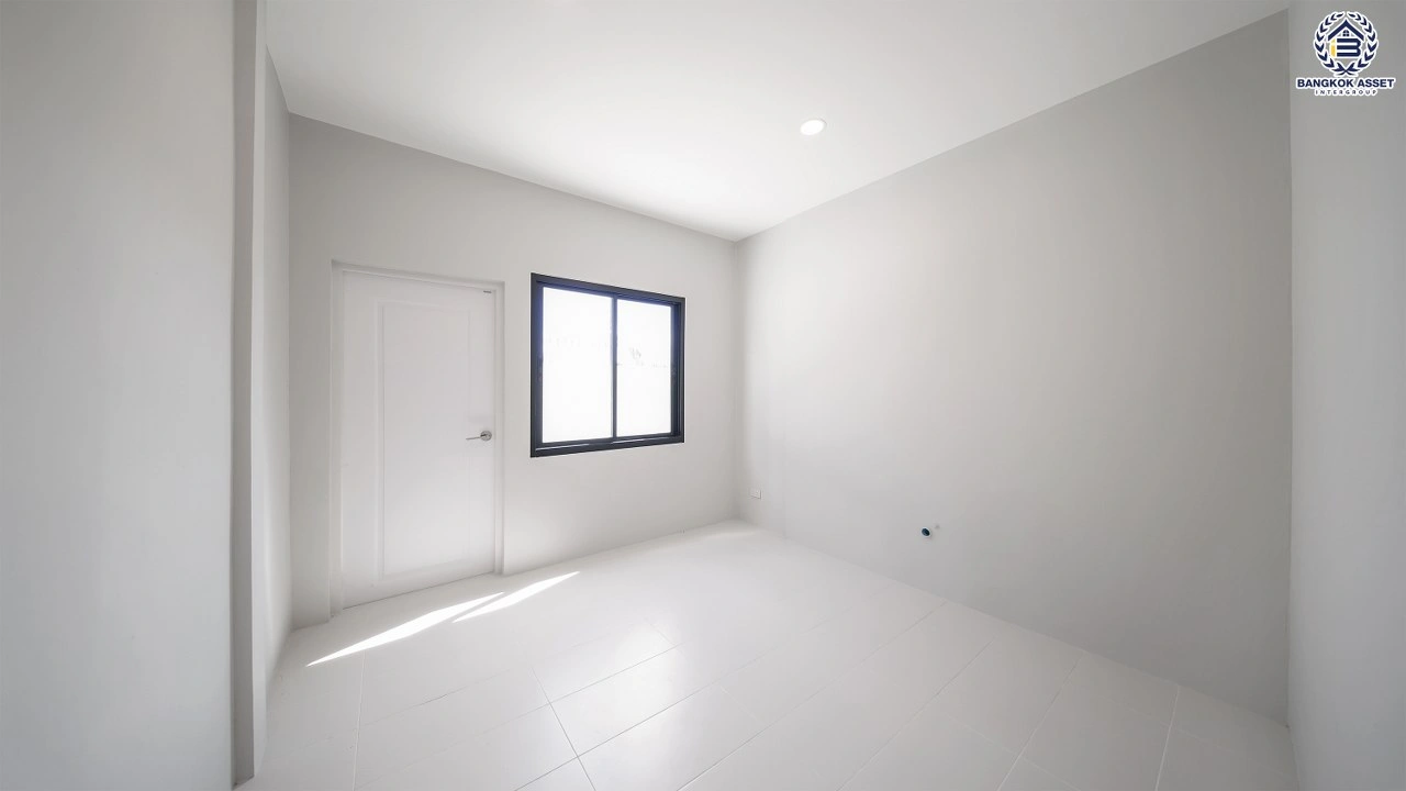 บ้านรีโนเวทใหม่ โครงการ นันทวัน วงแหวน-รัตนาธิเบศร์ เนื้อที่กว้าง 108.5 ตร.ว. พื้นที่ใช้สอย  369.52 ตร.ม. ฟังก์ชัน 5 ห้องนอน 5 ห้องน้ำ จอดรถได้ 3 จอด บนทำเลดี เชื่อมต่อถนนรัตนาธิเบศร์ ถนนนครอินทร์ ถนนกาญจนาภิเษก ใกล้รถไฟฟ้าสายสีม่วง "สถานีตลาดบางใหญ่" และจุดขึ้นทางด่วน "ศรีรัช"