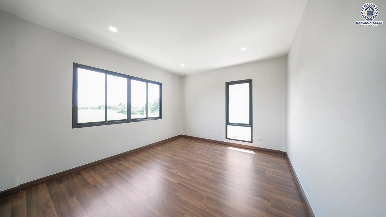 บ้านรีโนเวทใหม่ โครงการ นันทวัน วงแหวน-รัตนาธิเบศร์ เนื้อที่กว้าง 108.5 ตร.ว. พื้นที่ใช้สอย  369.52 ตร.ม. ฟังก์ชัน 5 ห้องนอน 5 ห้องน้ำ จอดรถได้ 3 จอด บนทำเลดี เชื่อมต่อถนนรัตนาธิเบศร์ ถนนนครอินทร์ ถนนกาญจนาภิเษก ใกล้รถไฟฟ้าสายสีม่วง "สถานีตลาดบางใหญ่" และจุดขึ้นทางด่วน "ศรีรัช"