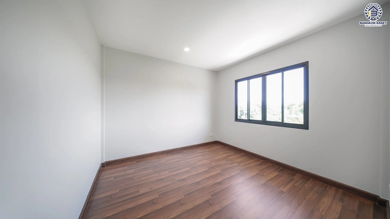 บ้านรีโนเวทใหม่ โครงการ นันทวัน วงแหวน-รัตนาธิเบศร์ เนื้อที่กว้าง 108.5 ตร.ว. พื้นที่ใช้สอย  369.52 ตร.ม. ฟังก์ชัน 5 ห้องนอน 5 ห้องน้ำ จอดรถได้ 3 จอด บนทำเลดี เชื่อมต่อถนนรัตนาธิเบศร์ ถนนนครอินทร์ ถนนกาญจนาภิเษก ใกล้รถไฟฟ้าสายสีม่วง "สถานีตลาดบางใหญ่" และจุดขึ้นทางด่วน "ศรีรัช"