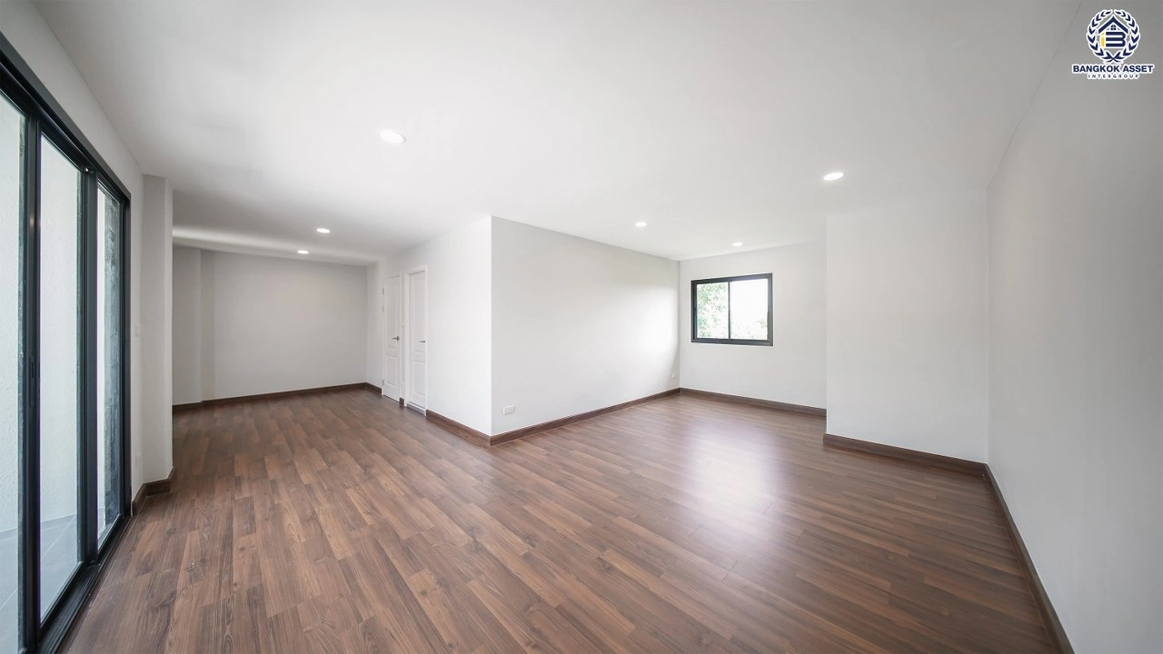 บ้านรีโนเวทใหม่ โครงการ นันทวัน วงแหวน-รัตนาธิเบศร์ เนื้อที่กว้าง 108.5 ตร.ว. พื้นที่ใช้สอย  369.52 ตร.ม. ฟังก์ชัน 5 ห้องนอน 5 ห้องน้ำ จอดรถได้ 3 จอด บนทำเลดี เชื่อมต่อถนนรัตนาธิเบศร์ ถนนนครอินทร์ ถนนกาญจนาภิเษก ใกล้รถไฟฟ้าสายสีม่วง "สถานีตลาดบางใหญ่" และจุดขึ้นทางด่วน "ศรีรัช"