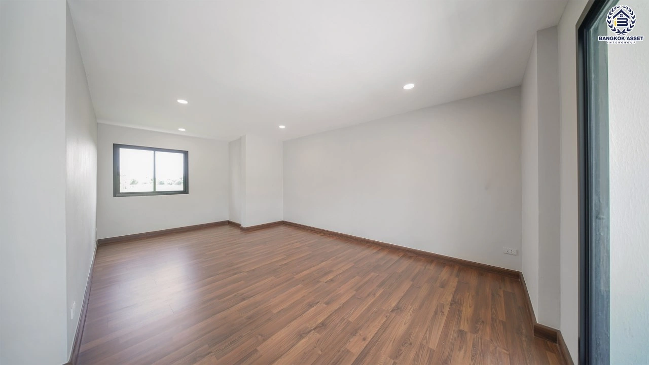 บ้านรีโนเวทใหม่ โครงการ นันทวัน วงแหวน-รัตนาธิเบศร์ เนื้อที่กว้าง 108.5 ตร.ว. พื้นที่ใช้สอย  369.52 ตร.ม. ฟังก์ชัน 5 ห้องนอน 5 ห้องน้ำ จอดรถได้ 3 จอด บนทำเลดี เชื่อมต่อถนนรัตนาธิเบศร์ ถนนนครอินทร์ ถนนกาญจนาภิเษก ใกล้รถไฟฟ้าสายสีม่วง "สถานีตลาดบางใหญ่" และจุดขึ้นทางด่วน "ศรีรัช"