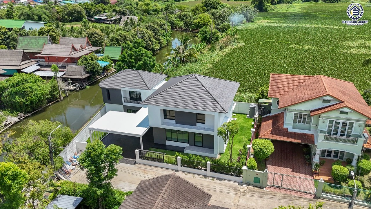 บ้านรีโนเวทใหม่ โครงการ นันทวัน วงแหวน-รัตนาธิเบศร์ เนื้อที่กว้าง 108.5 ตร.ว. พื้นที่ใช้สอย  369.52 ตร.ม. ฟังก์ชัน 5 ห้องนอน 5 ห้องน้ำ จอดรถได้ 3 จอด บนทำเลดี เชื่อมต่อถนนรัตนาธิเบศร์ ถนนนครอินทร์ ถนนกาญจนาภิเษก ใกล้รถไฟฟ้าสายสีม่วง "สถานีตลาดบางใหญ่" และจุดขึ้นทางด่วน "ศรีรัช"
