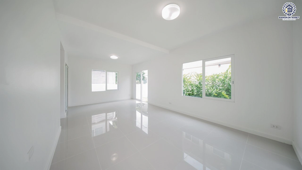 บ้านรีโนเวทใหม่ จากแบรนด์ Sansiri โครงการ คณาสิริ วัดพระเงิน ตกแต่งสไตล์โมเดิร์น เนื้อที่ 50.3 ตร.ว. พื้นที่ใช้สอย 143.88 ตร.ม. ฟังก์ชัน 3 ห้องนอน 2 ห้องน้ำ จอดรถได้ 2 คัน บนทำเลเดินทางสะดวก ใกล้รถไฟฟ้าสายสีม่วง "สถานีตลาดบางใหญ่" จุดขึ้นทางด่วน "ศรีรัช" และเซ็นทรัลเวสต์เกต