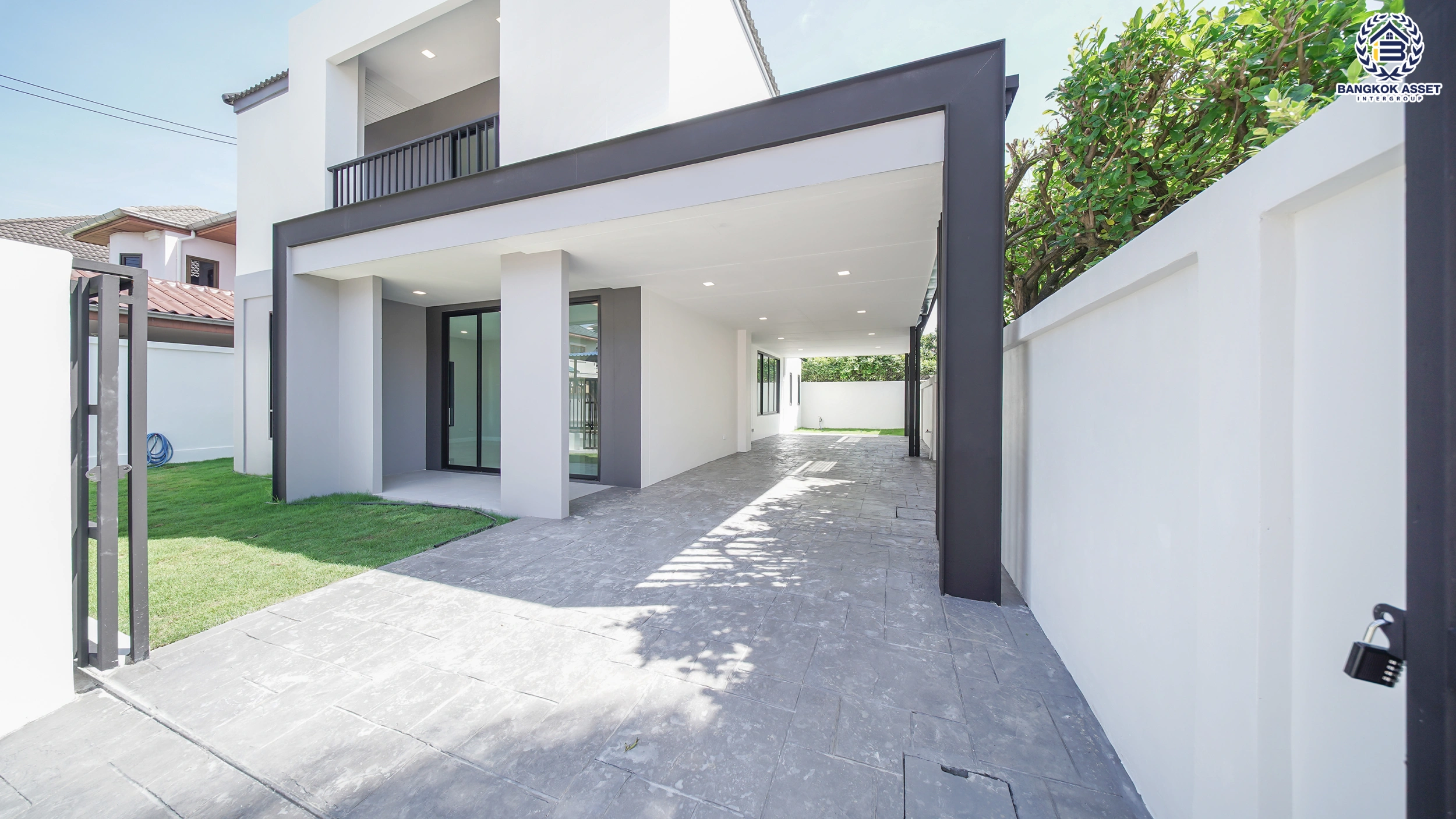 บ้านรีโนเวท โครงการ มณีรินทร์พาร์ค รัตนาธิเบศร์-ท่าอิฐ จากแบรนด์ Property Perfect เนื้อที่ 56.8 ตร.ว. พื้นที่ใช้สอย 184.37 ตร.ม. ฟังก์ชัน 4 ห้องนอน 3 ห้องน้ำ จอดรถได้ 2 คัน เชื่อมต่อทั้ง ถนนรัตนาธิเบศร์ และถนนราชพฤกษ์ ใกล้ทางด่วน "งามวงศ์วาน" และรถไฟฟ้าสายสีม่วง "สถานีบางรักน้อยท่าอิฐ"