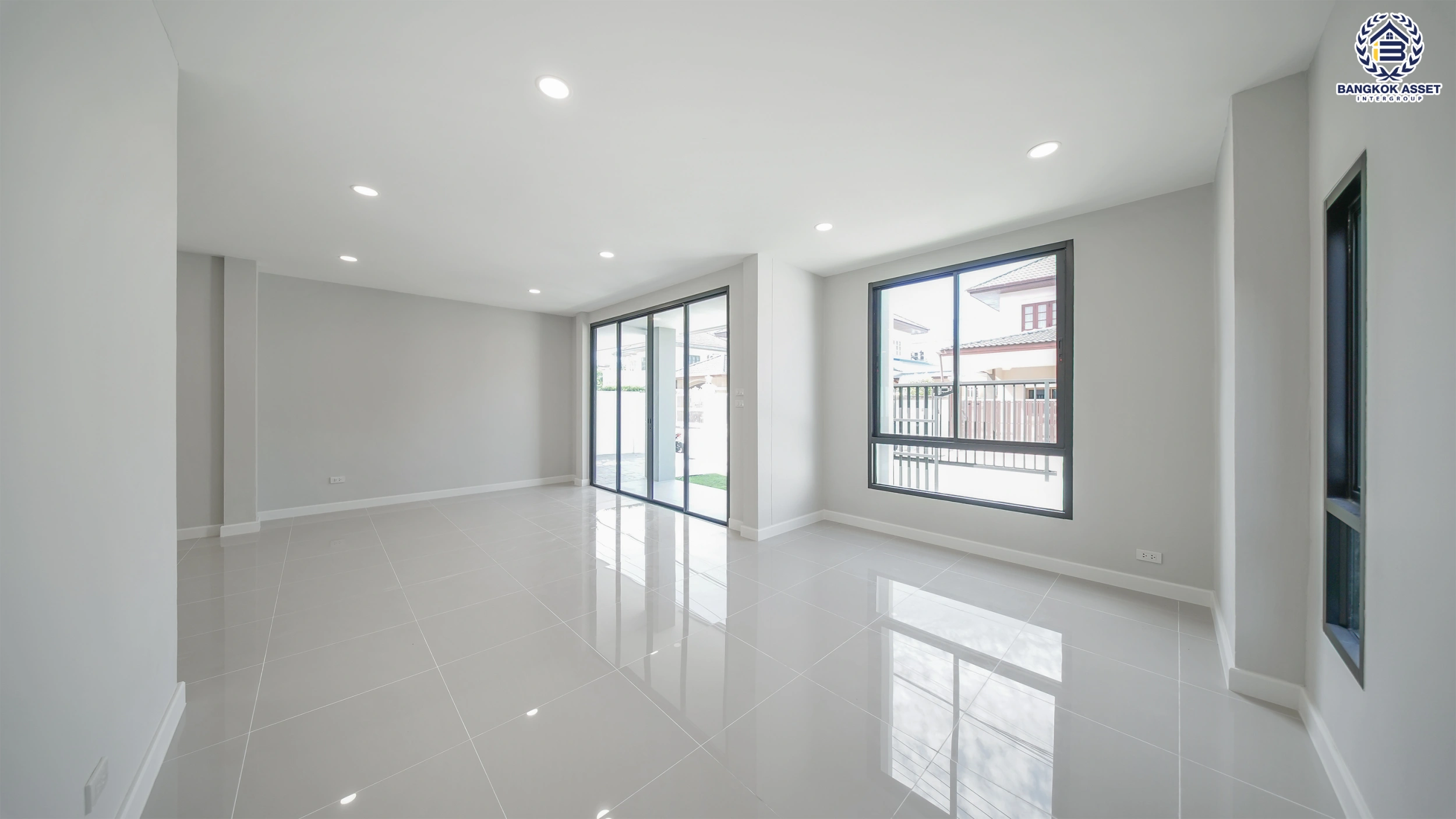 บ้านรีโนเวท โครงการ มณีรินทร์พาร์ค รัตนาธิเบศร์-ท่าอิฐ จากแบรนด์ Property Perfect เนื้อที่ 56.8 ตร.ว. พื้นที่ใช้สอย 184.37 ตร.ม. ฟังก์ชัน 4 ห้องนอน 3 ห้องน้ำ จอดรถได้ 2 คัน เชื่อมต่อทั้ง ถนนรัตนาธิเบศร์ และถนนราชพฤกษ์ ใกล้ทางด่วน "งามวงศ์วาน" และรถไฟฟ้าสายสีม่วง "สถานีบางรักน้อยท่าอิฐ"