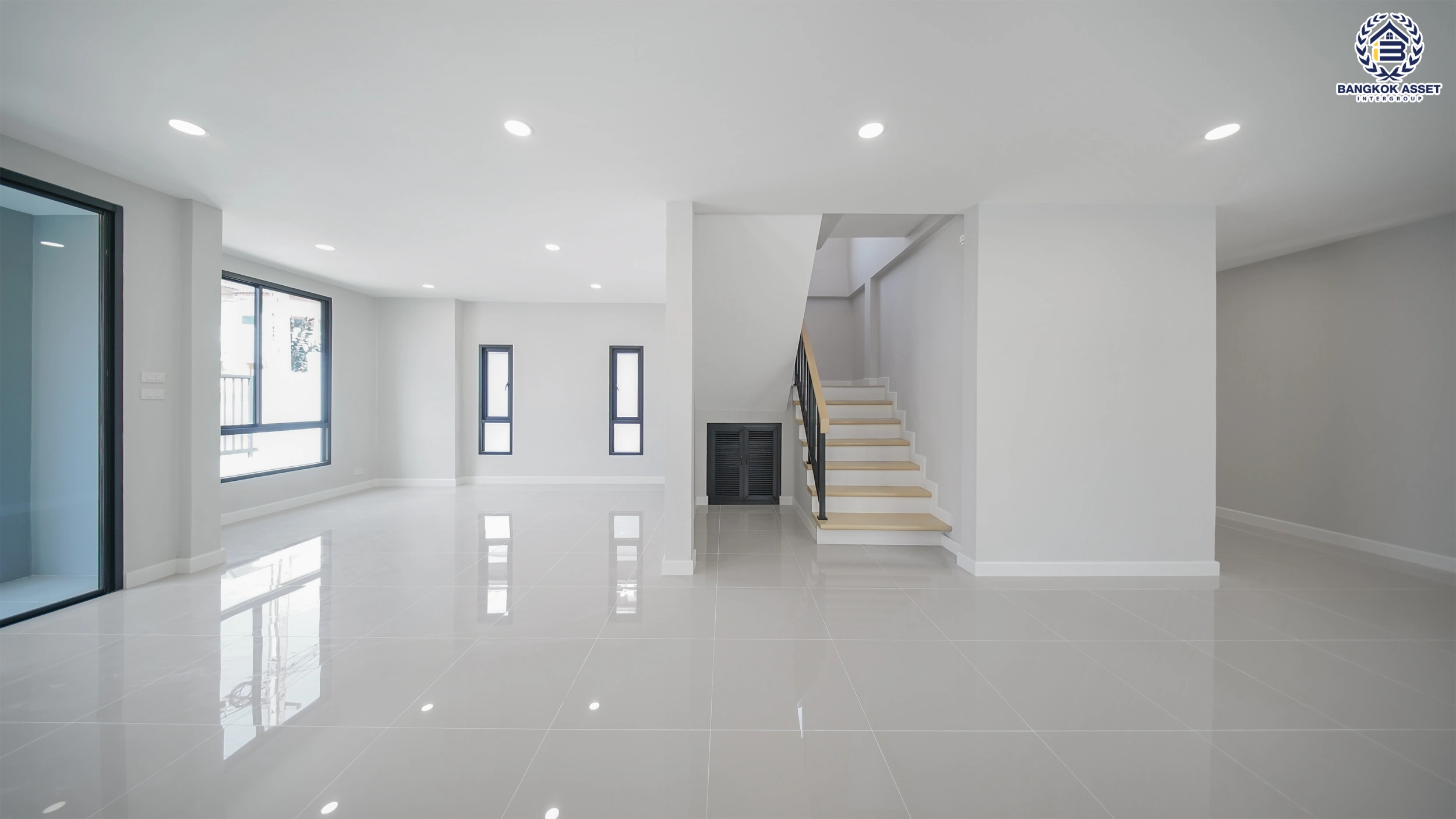 บ้านรีโนเวท โครงการ มณีรินทร์พาร์ค รัตนาธิเบศร์-ท่าอิฐ จากแบรนด์ Property Perfect เนื้อที่ 56.8 ตร.ว. พื้นที่ใช้สอย 184.37 ตร.ม. ฟังก์ชัน 4 ห้องนอน 3 ห้องน้ำ จอดรถได้ 2 คัน เชื่อมต่อทั้ง ถนนรัตนาธิเบศร์ และถนนราชพฤกษ์ ใกล้ทางด่วน "งามวงศ์วาน" และรถไฟฟ้าสายสีม่วง "สถานีบางรักน้อยท่าอิฐ"