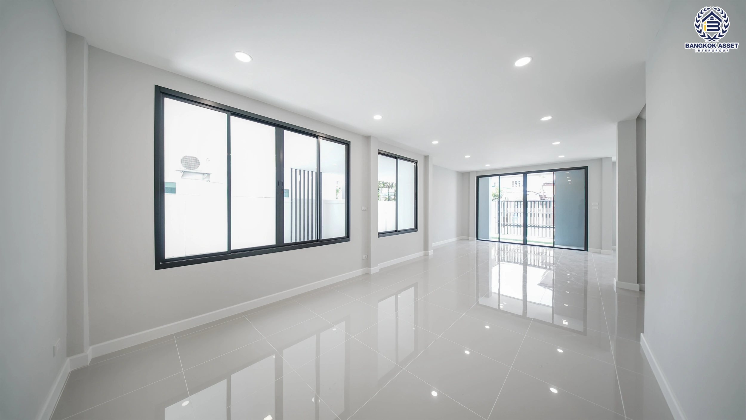 บ้านรีโนเวท โครงการ มณีรินทร์พาร์ค รัตนาธิเบศร์-ท่าอิฐ จากแบรนด์ Property Perfect เนื้อที่ 56.8 ตร.ว. พื้นที่ใช้สอย 184.37 ตร.ม. ฟังก์ชัน 4 ห้องนอน 3 ห้องน้ำ จอดรถได้ 2 คัน เชื่อมต่อทั้ง ถนนรัตนาธิเบศร์ และถนนราชพฤกษ์ ใกล้ทางด่วน "งามวงศ์วาน" และรถไฟฟ้าสายสีม่วง "สถานีบางรักน้อยท่าอิฐ"