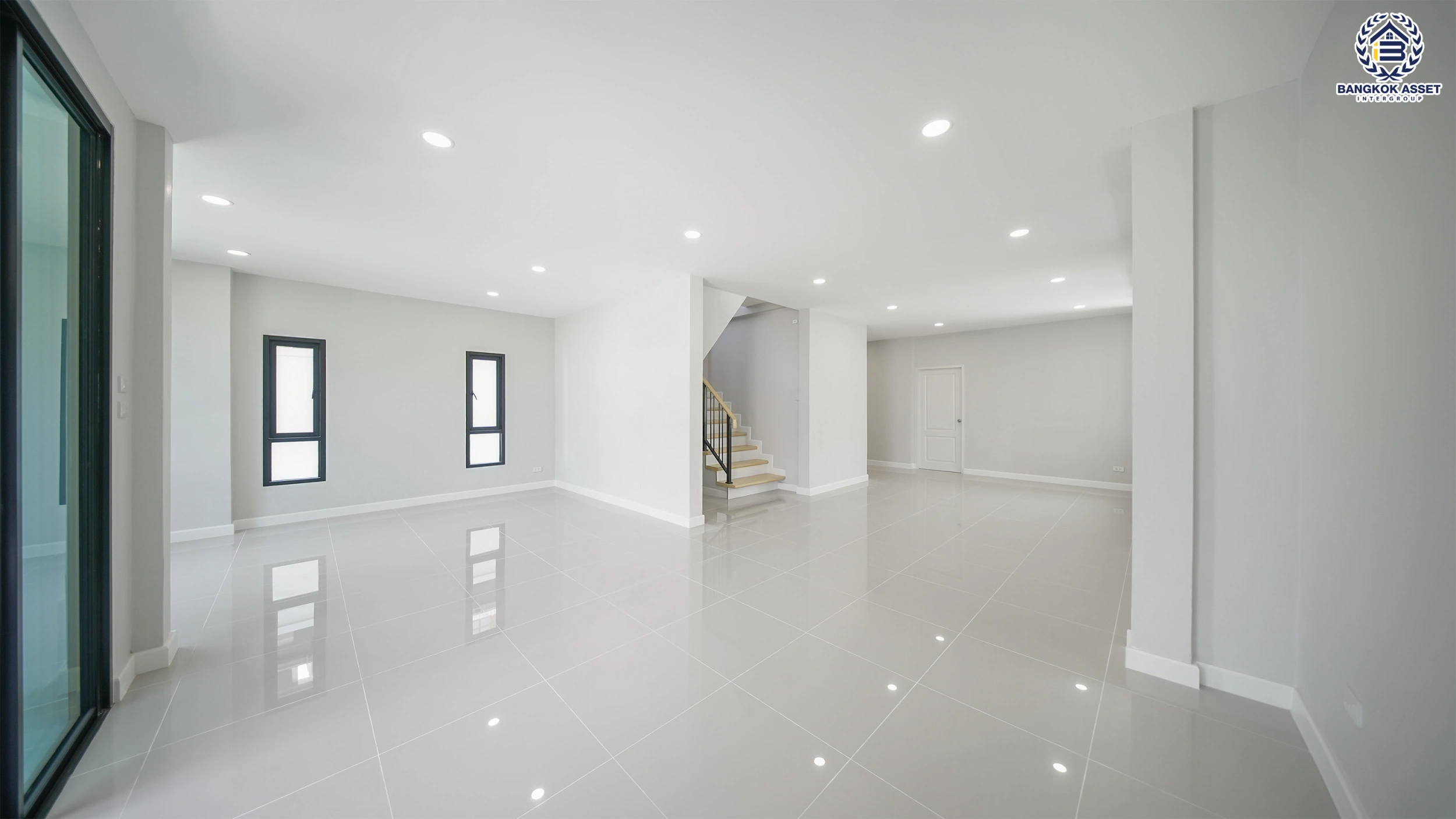 บ้านรีโนเวท โครงการ มณีรินทร์พาร์ค รัตนาธิเบศร์-ท่าอิฐ จากแบรนด์ Property Perfect เนื้อที่ 56.8 ตร.ว. พื้นที่ใช้สอย 184.37 ตร.ม. ฟังก์ชัน 4 ห้องนอน 3 ห้องน้ำ จอดรถได้ 2 คัน เชื่อมต่อทั้ง ถนนรัตนาธิเบศร์ และถนนราชพฤกษ์ ใกล้ทางด่วน "งามวงศ์วาน" และรถไฟฟ้าสายสีม่วง "สถานีบางรักน้อยท่าอิฐ"
