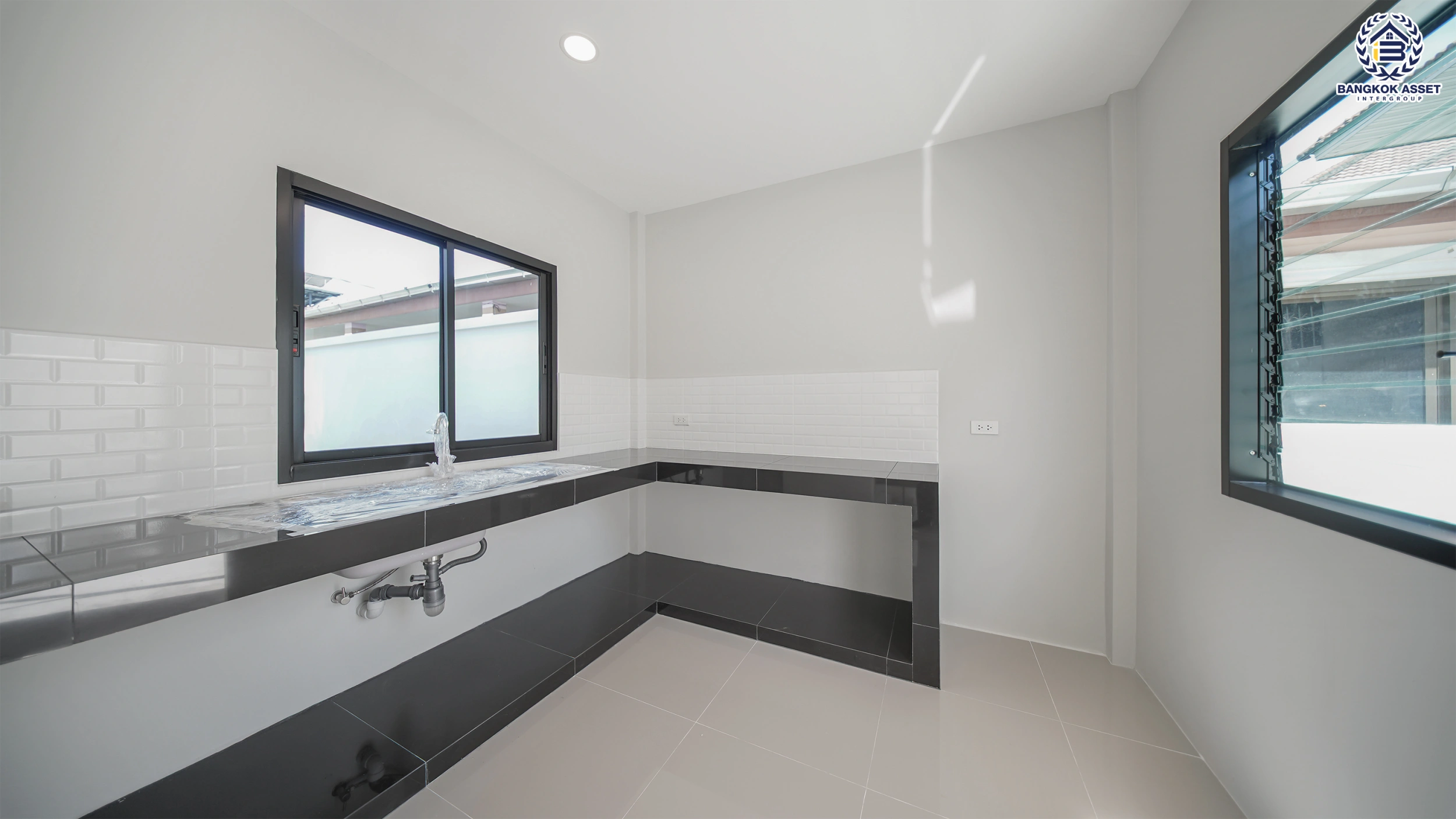 บ้านรีโนเวท โครงการ มณีรินทร์พาร์ค รัตนาธิเบศร์-ท่าอิฐ จากแบรนด์ Property Perfect เนื้อที่ 56.8 ตร.ว. พื้นที่ใช้สอย 184.37 ตร.ม. ฟังก์ชัน 4 ห้องนอน 3 ห้องน้ำ จอดรถได้ 2 คัน เชื่อมต่อทั้ง ถนนรัตนาธิเบศร์ และถนนราชพฤกษ์ ใกล้ทางด่วน "งามวงศ์วาน" และรถไฟฟ้าสายสีม่วง "สถานีบางรักน้อยท่าอิฐ"