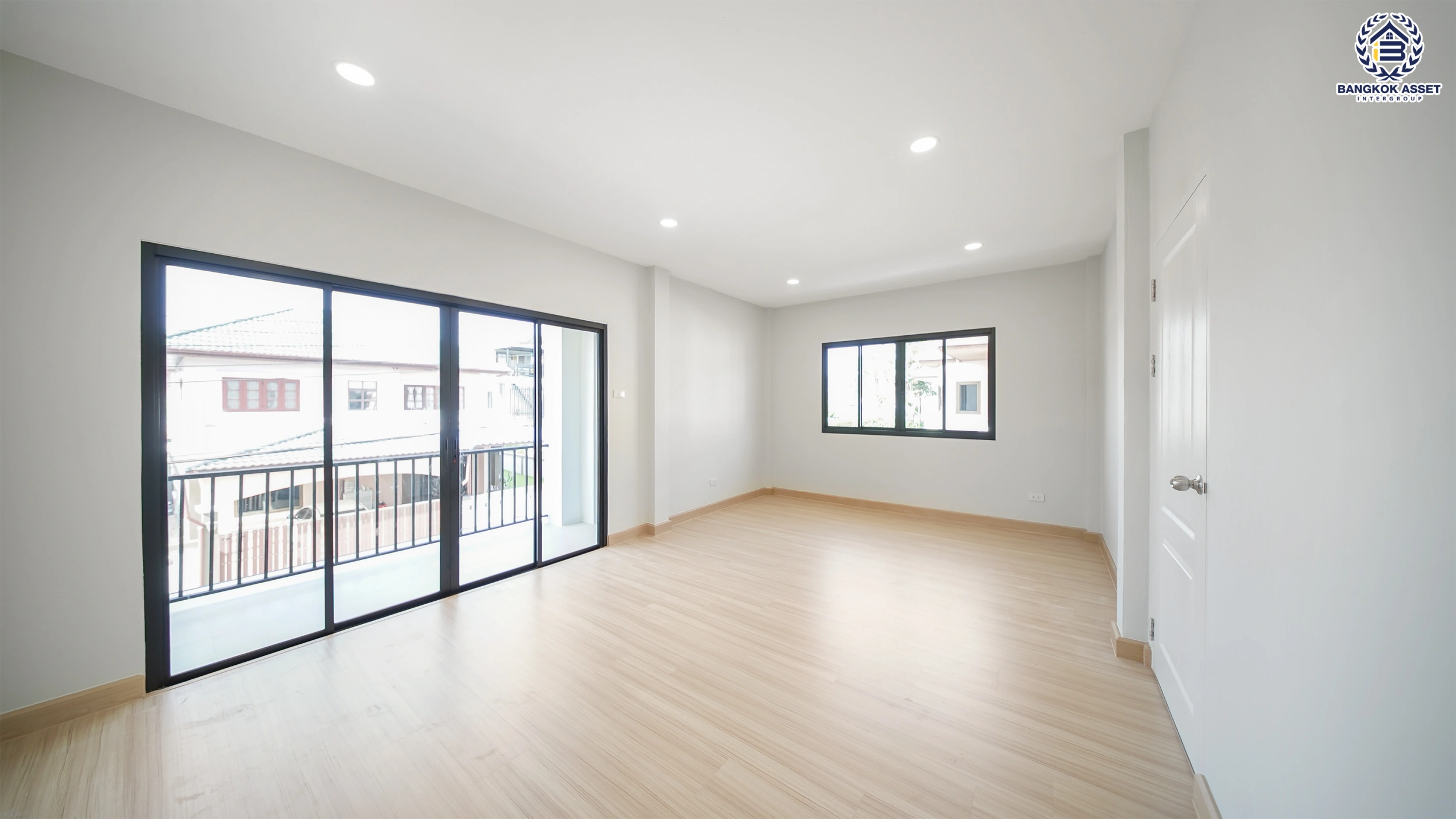 บ้านรีโนเวท โครงการ มณีรินทร์พาร์ค รัตนาธิเบศร์-ท่าอิฐ จากแบรนด์ Property Perfect เนื้อที่ 56.8 ตร.ว. พื้นที่ใช้สอย 184.37 ตร.ม. ฟังก์ชัน 4 ห้องนอน 3 ห้องน้ำ จอดรถได้ 2 คัน เชื่อมต่อทั้ง ถนนรัตนาธิเบศร์ และถนนราชพฤกษ์ ใกล้ทางด่วน "งามวงศ์วาน" และรถไฟฟ้าสายสีม่วง "สถานีบางรักน้อยท่าอิฐ"