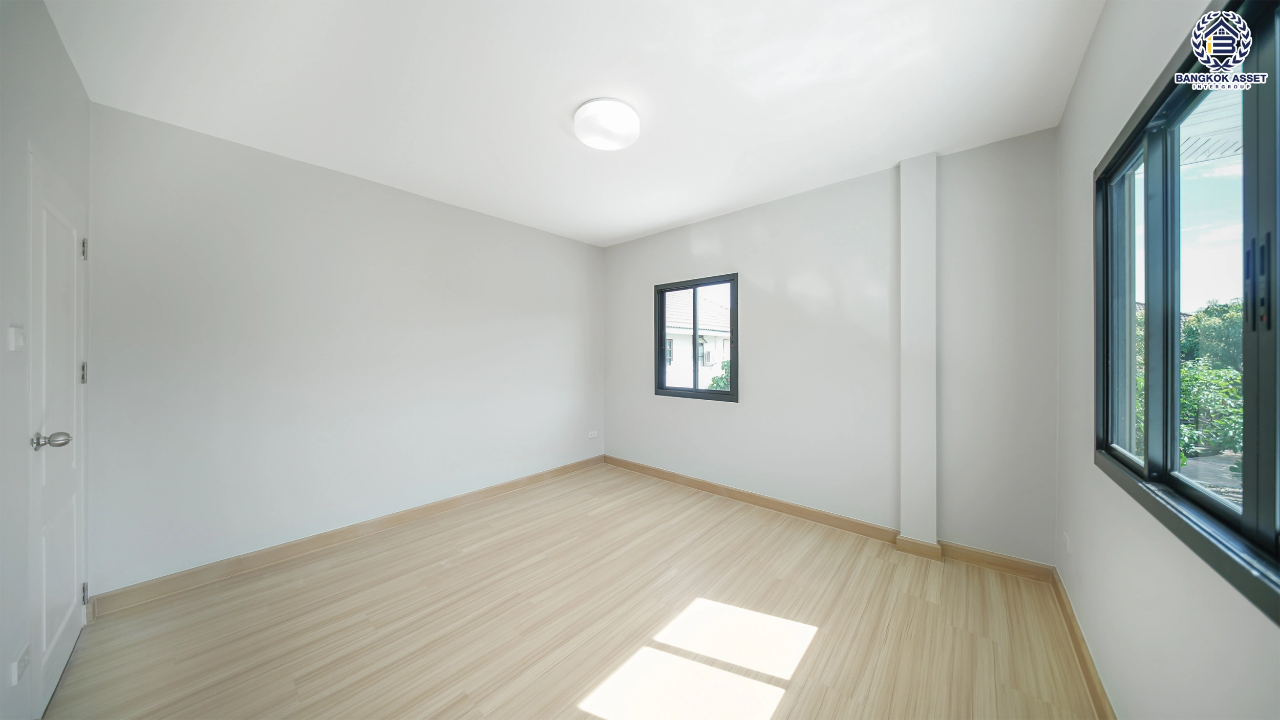 บ้านรีโนเวท โครงการ มณีรินทร์พาร์ค รัตนาธิเบศร์-ท่าอิฐ จากแบรนด์ Property Perfect เนื้อที่ 56.8 ตร.ว. พื้นที่ใช้สอย 184.37 ตร.ม. ฟังก์ชัน 4 ห้องนอน 3 ห้องน้ำ จอดรถได้ 2 คัน เชื่อมต่อทั้ง ถนนรัตนาธิเบศร์ และถนนราชพฤกษ์ ใกล้ทางด่วน "งามวงศ์วาน" และรถไฟฟ้าสายสีม่วง "สถานีบางรักน้อยท่าอิฐ"