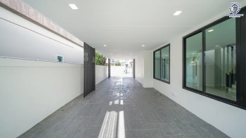 บ้านรีโนเวท โครงการ มณีรินทร์พาร์ค รัตนาธิเบศร์-ท่าอิฐ จากแบรนด์ Property Perfect เนื้อที่ 56.8 ตร.ว. พื้นที่ใช้สอย 184.37 ตร.ม. ฟังก์ชัน 4 ห้องนอน 3 ห้องน้ำ จอดรถได้ 2 คัน เชื่อมต่อทั้ง ถนนรัตนาธิเบศร์ และถนนราชพฤกษ์ ใกล้ทางด่วน "งามวงศ์วาน" และรถไฟฟ้าสายสีม่วง "สถานีบางรักน้อยท่าอิฐ"