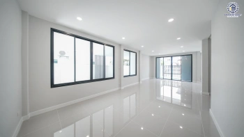 บ้านรีโนเวท โครงการ มณีรินทร์พาร์ค รัตนาธิเบศร์-ท่าอิฐ จากแบรนด์ Property Perfect เนื้อที่ 56.8 ตร.ว. พื้นที่ใช้สอย 184.37 ตร.ม. ฟังก์ชัน 4 ห้องนอน 3 ห้องน้ำ จอดรถได้ 2 คัน เชื่อมต่อทั้ง ถนนรัตนาธิเบศร์ และถนนราชพฤกษ์ ใกล้ทางด่วน "งามวงศ์วาน" และรถไฟฟ้าสายสีม่วง "สถานีบางรักน้อยท่าอิฐ"