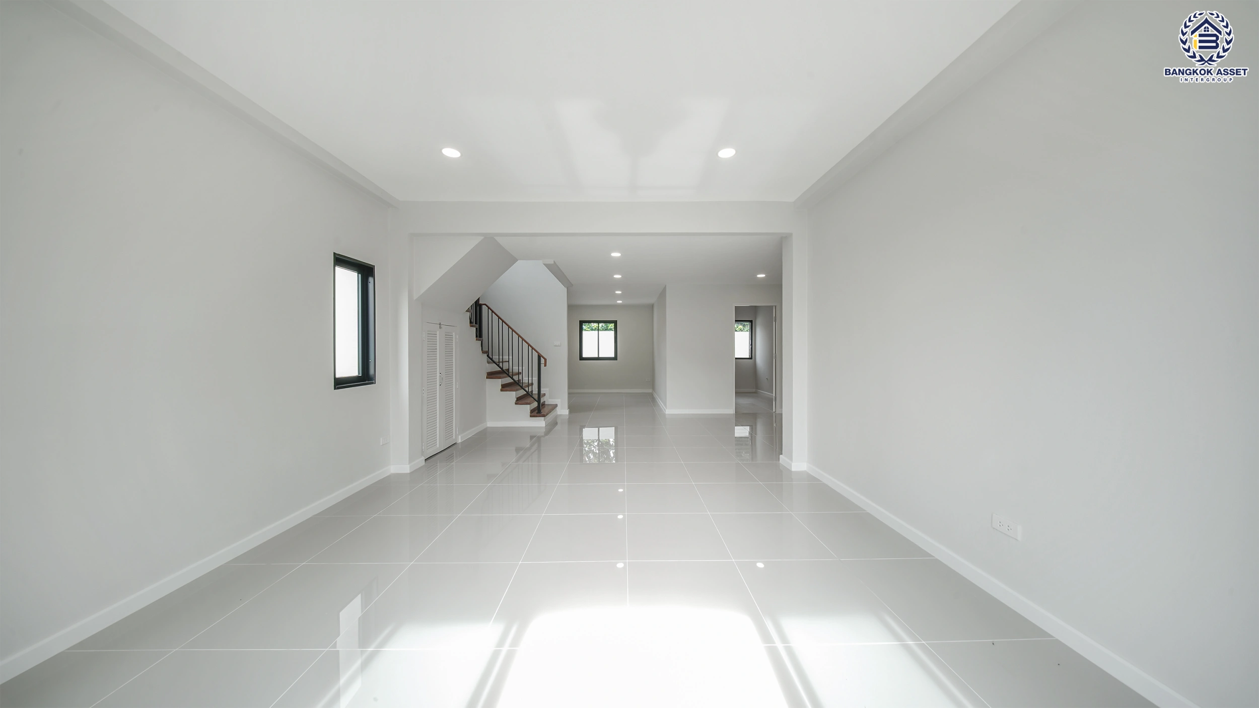 บ้านรีโนเวท โครงการ ธารารมณ์ รามคำแหง150 บนเนื้อที่ 69.8 ตร.ว. พื้นที่ใช้สอย 228.24 ตร.ม. ฟังก์ชันการใช้งาน 4 ห้องนอน 4 ห้องน้ำ 1 ห้องอเนกประสงค์ จอดรถได้ 2 คัน เชื่อมต่อถนนรามคำแหง, ถนนสุวินทวงศ์ ใกล้รถไฟฟ้าสายสีส้ม "สถานีน้อมเกล้า" จุดขึ้นทางด่วน "วงแหวนรอบนอกตะวันออก" และจุดขึ้นทางด่วน "พระราม9"