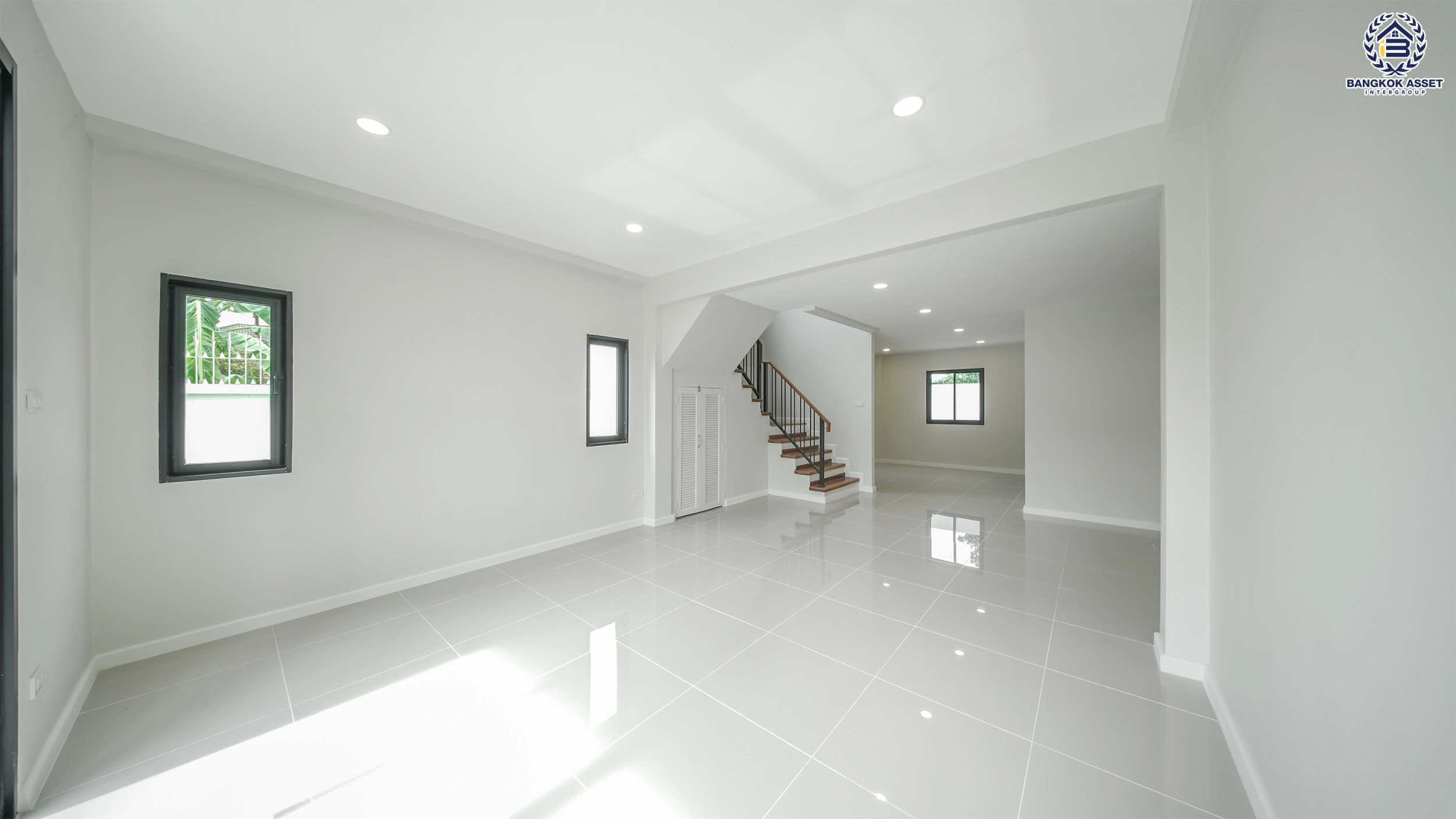 บ้านรีโนเวท โครงการ ธารารมณ์ รามคำแหง150 บนเนื้อที่ 69.8 ตร.ว. พื้นที่ใช้สอย 228.24 ตร.ม. ฟังก์ชันการใช้งาน 4 ห้องนอน 4 ห้องน้ำ 1 ห้องอเนกประสงค์ จอดรถได้ 2 คัน เชื่อมต่อถนนรามคำแหง, ถนนสุวินทวงศ์ ใกล้รถไฟฟ้าสายสีส้ม "สถานีน้อมเกล้า" จุดขึ้นทางด่วน "วงแหวนรอบนอกตะวันออก" และจุดขึ้นทางด่วน "พระราม9"
