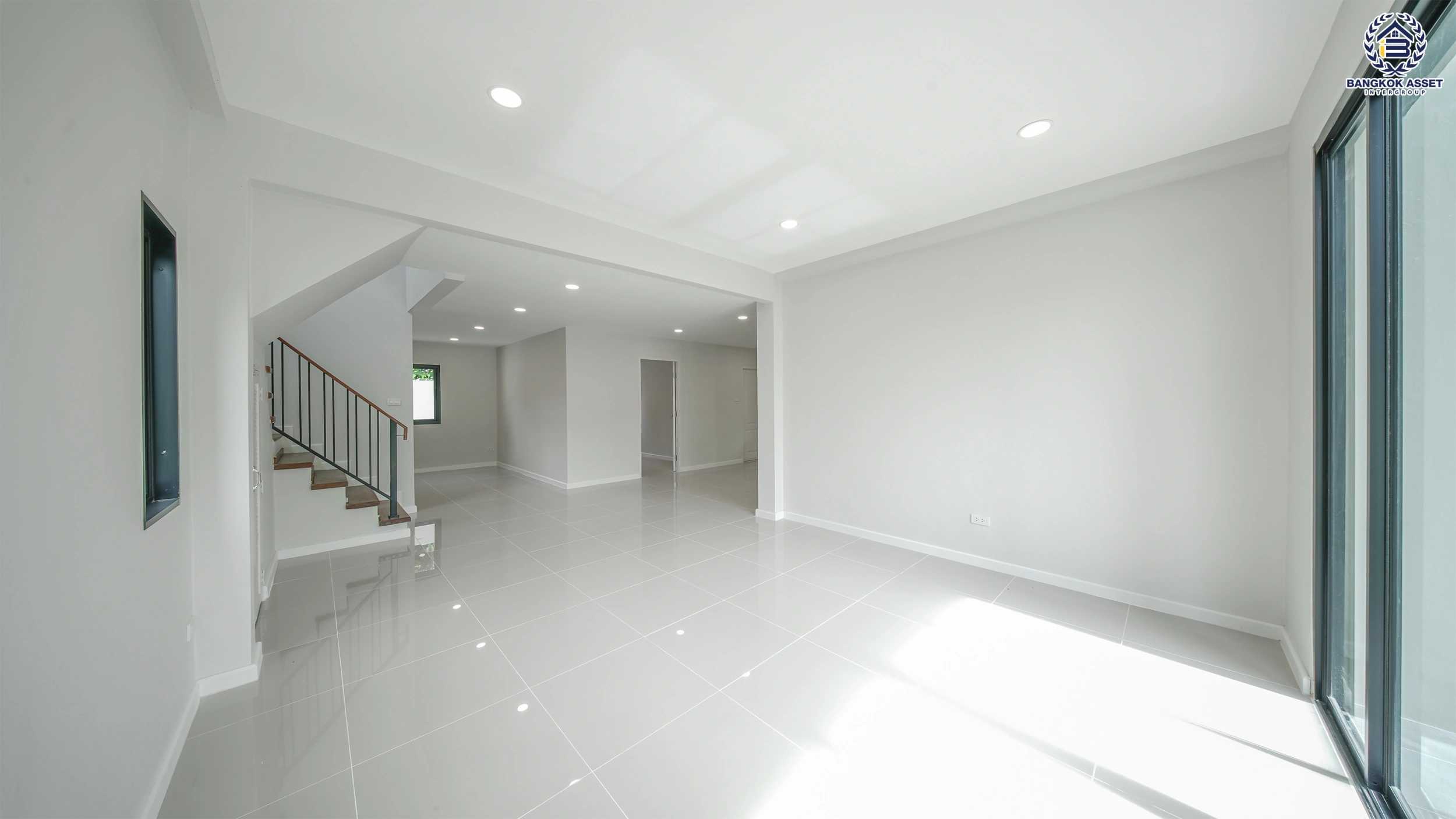 บ้านรีโนเวท โครงการ ธารารมณ์ รามคำแหง150 บนเนื้อที่ 69.8 ตร.ว. พื้นที่ใช้สอย 228.24 ตร.ม. ฟังก์ชันการใช้งาน 4 ห้องนอน 4 ห้องน้ำ 1 ห้องอเนกประสงค์ จอดรถได้ 2 คัน เชื่อมต่อถนนรามคำแหง, ถนนสุวินทวงศ์ ใกล้รถไฟฟ้าสายสีส้ม "สถานีน้อมเกล้า" จุดขึ้นทางด่วน "วงแหวนรอบนอกตะวันออก" และจุดขึ้นทางด่วน "พระราม9"