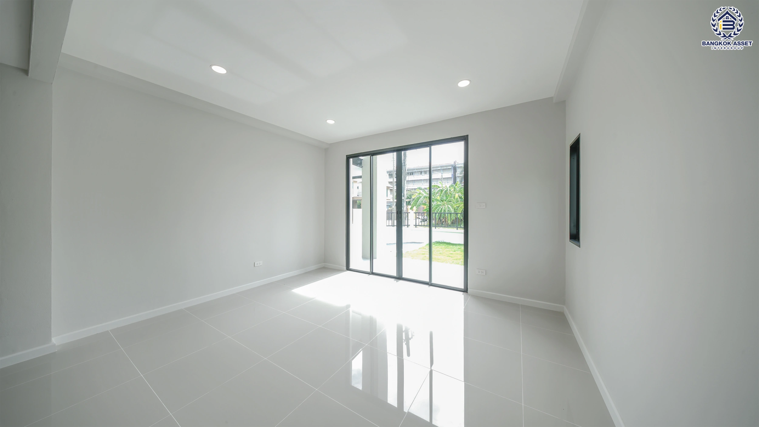 บ้านรีโนเวท โครงการ ธารารมณ์ รามคำแหง150 บนเนื้อที่ 69.8 ตร.ว. พื้นที่ใช้สอย 228.24 ตร.ม. ฟังก์ชันการใช้งาน 4 ห้องนอน 4 ห้องน้ำ 1 ห้องอเนกประสงค์ จอดรถได้ 2 คัน เชื่อมต่อถนนรามคำแหง, ถนนสุวินทวงศ์ ใกล้รถไฟฟ้าสายสีส้ม "สถานีน้อมเกล้า" จุดขึ้นทางด่วน "วงแหวนรอบนอกตะวันออก" และจุดขึ้นทางด่วน "พระราม9"