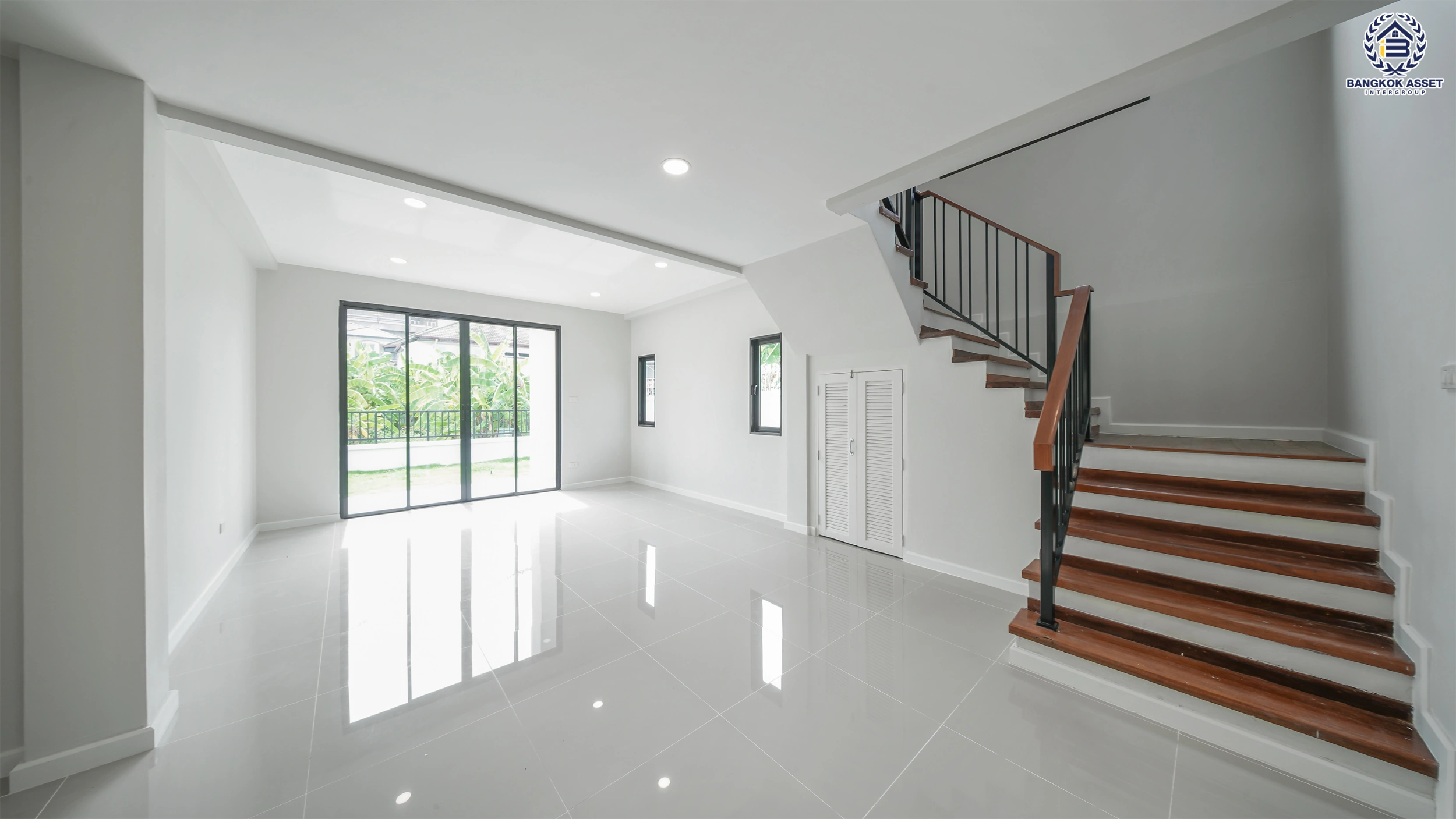 บ้านรีโนเวท โครงการ ธารารมณ์ รามคำแหง150 บนเนื้อที่ 69.8 ตร.ว. พื้นที่ใช้สอย 228.24 ตร.ม. ฟังก์ชันการใช้งาน 4 ห้องนอน 4 ห้องน้ำ 1 ห้องอเนกประสงค์ จอดรถได้ 2 คัน เชื่อมต่อถนนรามคำแหง, ถนนสุวินทวงศ์ ใกล้รถไฟฟ้าสายสีส้ม "สถานีน้อมเกล้า" จุดขึ้นทางด่วน "วงแหวนรอบนอกตะวันออก" และจุดขึ้นทางด่วน "พระราม9"