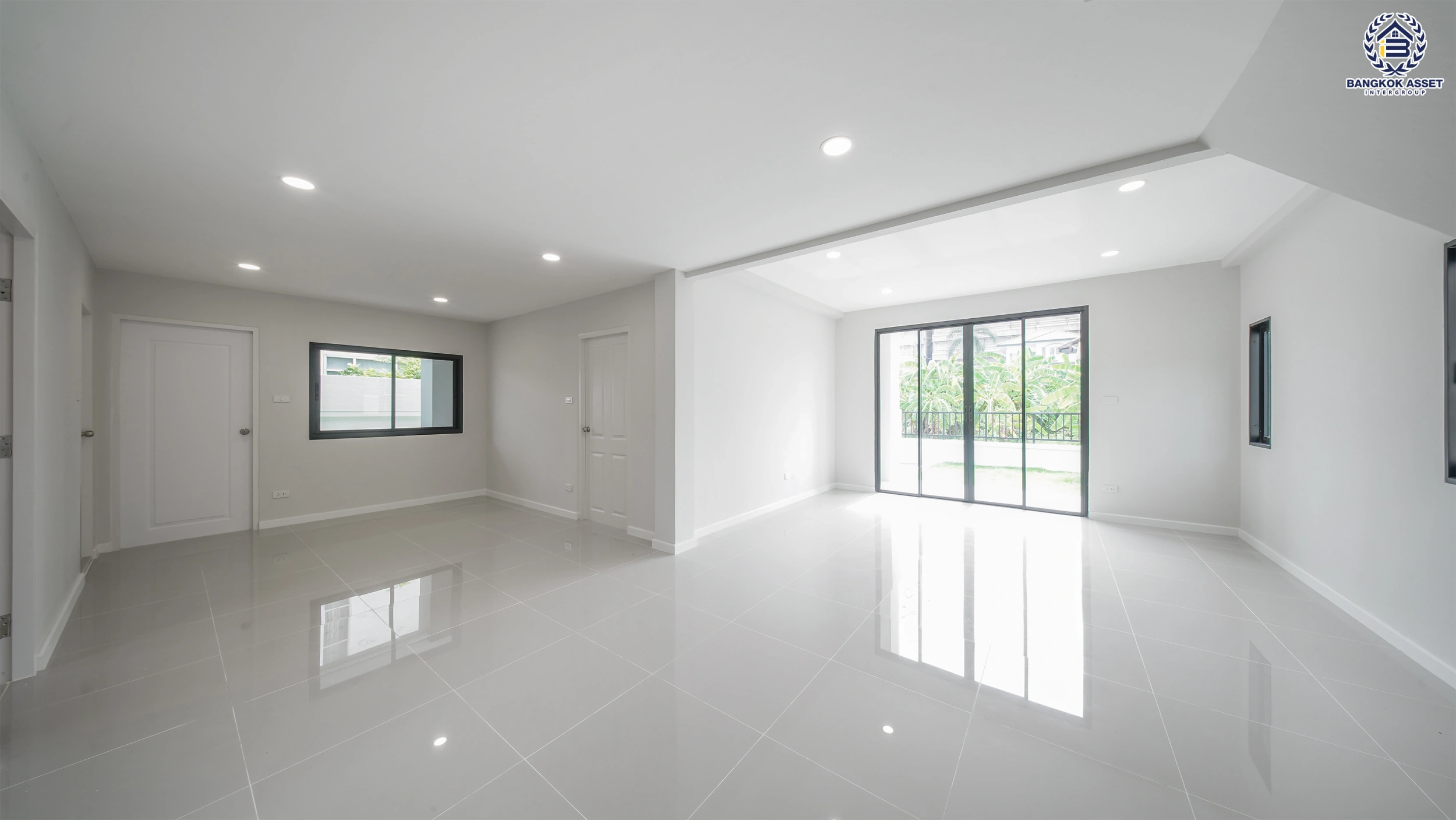 บ้านรีโนเวท โครงการ ธารารมณ์ รามคำแหง150 บนเนื้อที่ 69.8 ตร.ว. พื้นที่ใช้สอย 228.24 ตร.ม. ฟังก์ชันการใช้งาน 4 ห้องนอน 4 ห้องน้ำ 1 ห้องอเนกประสงค์ จอดรถได้ 2 คัน เชื่อมต่อถนนรามคำแหง, ถนนสุวินทวงศ์ ใกล้รถไฟฟ้าสายสีส้ม "สถานีน้อมเกล้า" จุดขึ้นทางด่วน "วงแหวนรอบนอกตะวันออก" และจุดขึ้นทางด่วน "พระราม9"