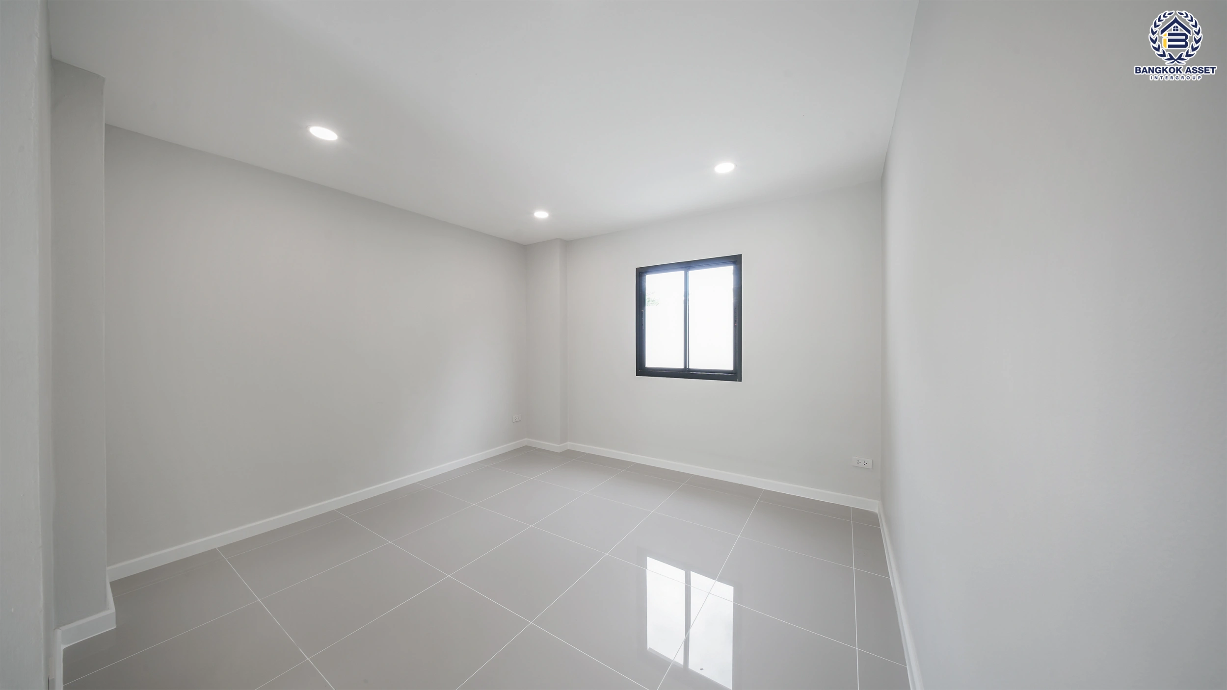 บ้านรีโนเวท โครงการ ธารารมณ์ รามคำแหง150 บนเนื้อที่ 69.8 ตร.ว. พื้นที่ใช้สอย 228.24 ตร.ม. ฟังก์ชันการใช้งาน 4 ห้องนอน 4 ห้องน้ำ 1 ห้องอเนกประสงค์ จอดรถได้ 2 คัน เชื่อมต่อถนนรามคำแหง, ถนนสุวินทวงศ์ ใกล้รถไฟฟ้าสายสีส้ม "สถานีน้อมเกล้า" จุดขึ้นทางด่วน "วงแหวนรอบนอกตะวันออก" และจุดขึ้นทางด่วน "พระราม9"