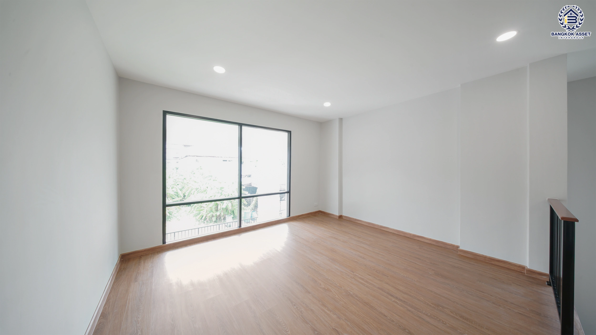 บ้านรีโนเวท โครงการ ธารารมณ์ รามคำแหง150 บนเนื้อที่ 69.8 ตร.ว. พื้นที่ใช้สอย 228.24 ตร.ม. ฟังก์ชันการใช้งาน 4 ห้องนอน 4 ห้องน้ำ 1 ห้องอเนกประสงค์ จอดรถได้ 2 คัน เชื่อมต่อถนนรามคำแหง, ถนนสุวินทวงศ์ ใกล้รถไฟฟ้าสายสีส้ม "สถานีน้อมเกล้า" จุดขึ้นทางด่วน "วงแหวนรอบนอกตะวันออก" และจุดขึ้นทางด่วน "พระราม9"
