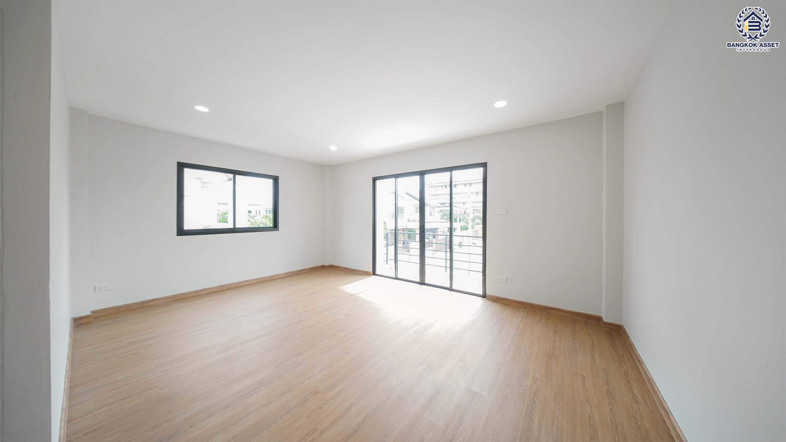 บ้านรีโนเวท โครงการ ธารารมณ์ รามคำแหง150 บนเนื้อที่ 69.8 ตร.ว. พื้นที่ใช้สอย 228.24 ตร.ม. ฟังก์ชันการใช้งาน 4 ห้องนอน 4 ห้องน้ำ 1 ห้องอเนกประสงค์ จอดรถได้ 2 คัน เชื่อมต่อถนนรามคำแหง, ถนนสุวินทวงศ์ ใกล้รถไฟฟ้าสายสีส้ม "สถานีน้อมเกล้า" จุดขึ้นทางด่วน "วงแหวนรอบนอกตะวันออก" และจุดขึ้นทางด่วน "พระราม9"