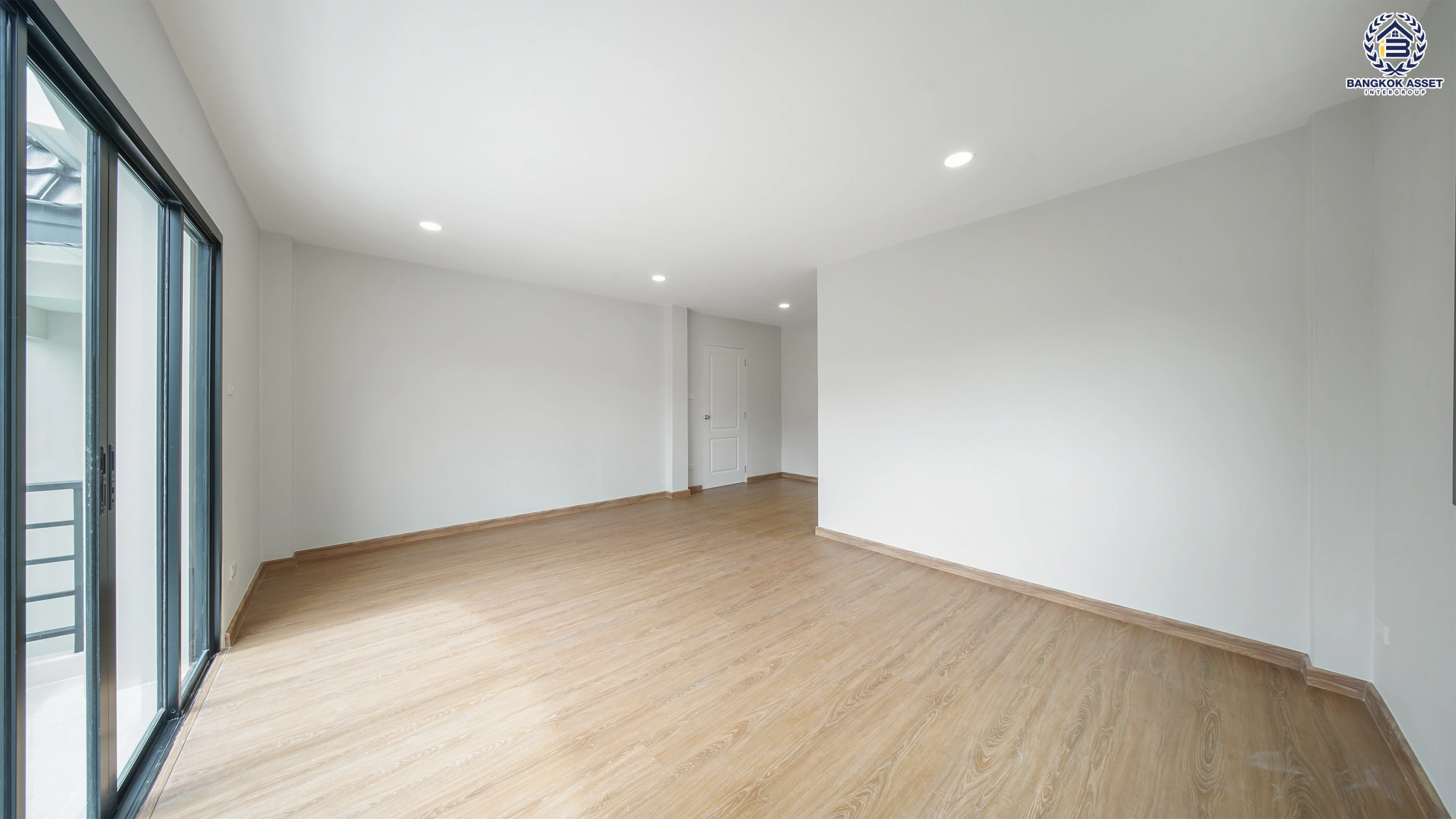 บ้านรีโนเวท โครงการ ธารารมณ์ รามคำแหง150 บนเนื้อที่ 69.8 ตร.ว. พื้นที่ใช้สอย 228.24 ตร.ม. ฟังก์ชันการใช้งาน 4 ห้องนอน 4 ห้องน้ำ 1 ห้องอเนกประสงค์ จอดรถได้ 2 คัน เชื่อมต่อถนนรามคำแหง, ถนนสุวินทวงศ์ ใกล้รถไฟฟ้าสายสีส้ม "สถานีน้อมเกล้า" จุดขึ้นทางด่วน "วงแหวนรอบนอกตะวันออก" และจุดขึ้นทางด่วน "พระราม9"