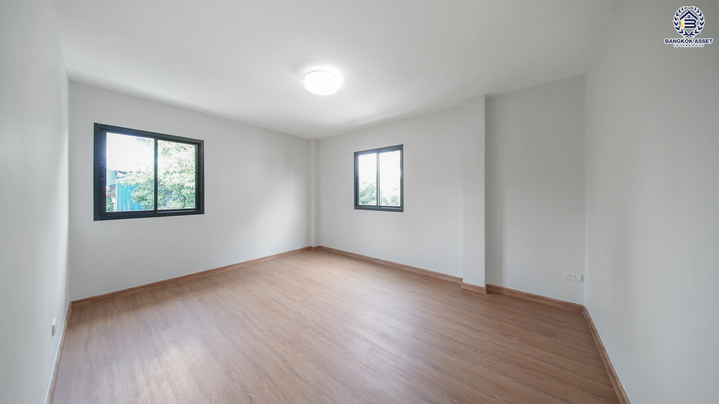 บ้านรีโนเวท โครงการ ธารารมณ์ รามคำแหง150 บนเนื้อที่ 69.8 ตร.ว. พื้นที่ใช้สอย 228.24 ตร.ม. ฟังก์ชันการใช้งาน 4 ห้องนอน 4 ห้องน้ำ 1 ห้องอเนกประสงค์ จอดรถได้ 2 คัน เชื่อมต่อถนนรามคำแหง, ถนนสุวินทวงศ์ ใกล้รถไฟฟ้าสายสีส้ม "สถานีน้อมเกล้า" จุดขึ้นทางด่วน "วงแหวนรอบนอกตะวันออก" และจุดขึ้นทางด่วน "พระราม9"
