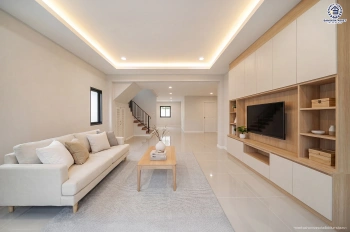 บ้านรีโนเวท โครงการ ธารารมณ์ รามคำแหง150 บนเนื้อที่ 69.8 ตร.ว. พื้นที่ใช้สอย 228.24 ตร.ม. ฟังก์ชันการใช้งาน 4 ห้องนอน 4 ห้องน้ำ 1 ห้องอเนกประสงค์ จอดรถได้ 2 คัน เชื่อมต่อถนนรามคำแหง, ถนนสุวินทวงศ์ ใกล้รถไฟฟ้าสายสีส้ม "สถานีน้อมเกล้า" จุดขึ้นทางด่วน "วงแหวนรอบนอกตะวันออก" และจุดขึ้นทางด่วน "พระราม9"