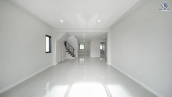 บ้านรีโนเวท โครงการ ธารารมณ์ รามคำแหง150 บนเนื้อที่ 69.8 ตร.ว. พื้นที่ใช้สอย 228.24 ตร.ม. ฟังก์ชันการใช้งาน 4 ห้องนอน 4 ห้องน้ำ 1 ห้องอเนกประสงค์ จอดรถได้ 2 คัน เชื่อมต่อถนนรามคำแหง, ถนนสุวินทวงศ์ ใกล้รถไฟฟ้าสายสีส้ม "สถานีน้อมเกล้า" จุดขึ้นทางด่วน "วงแหวนรอบนอกตะวันออก" และจุดขึ้นทางด่วน "พระราม9"