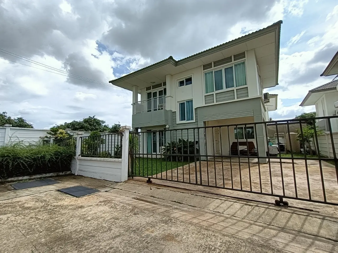 บ้านมือสอง โครงการ คุณาภัทร7 บ้านกล้วย-ไทรน้อย บ้านเดี่ยวหลังริม เนื้อที่ 54.10 ตร.ว. พื้นที่ใช้สอย 136 ตร.ม. ฟังก์ชัน 3 ห้องนอน 3 ห้องน้ำ จอดรถ 2 คัน แถมฟรี  เครื่องปรับอากาศ เครื่องทำน้ำอุ่น ติดถนนบ้านกล้วย-ไทรน้อย เดินทางสะดวก ใกล้โรงพยาบาลและโรงเรียน