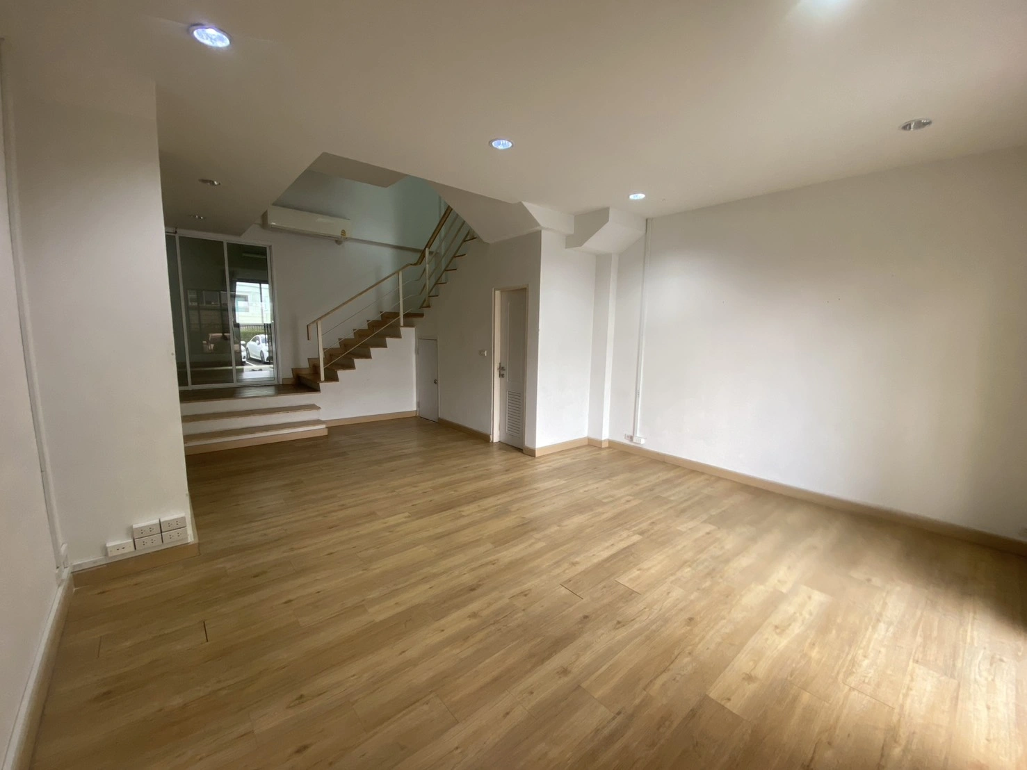 ขาย/ให้เช่า อาคารพาณิชย์ 4 ชั้น โครงการ Chic Home Office ในซอยรามคำแหง 53