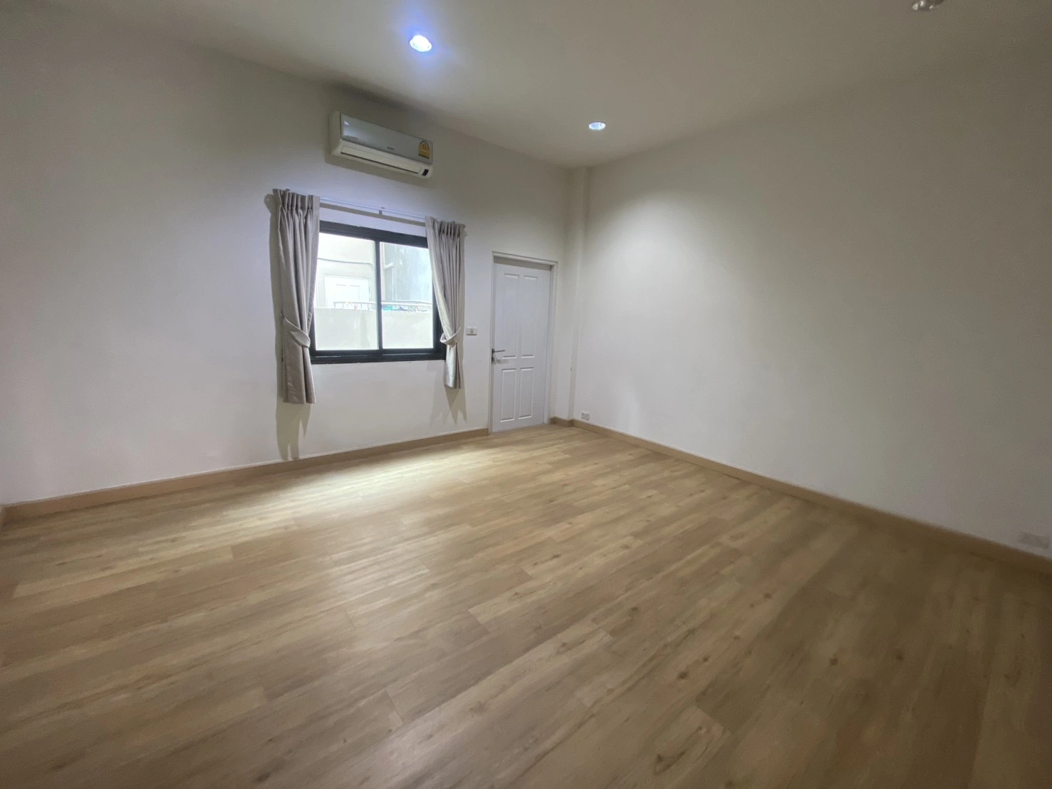 ขาย/ให้เช่า อาคารพาณิชย์ 4 ชั้น โครงการ Chic Home Office ในซอยรามคำแหง 53