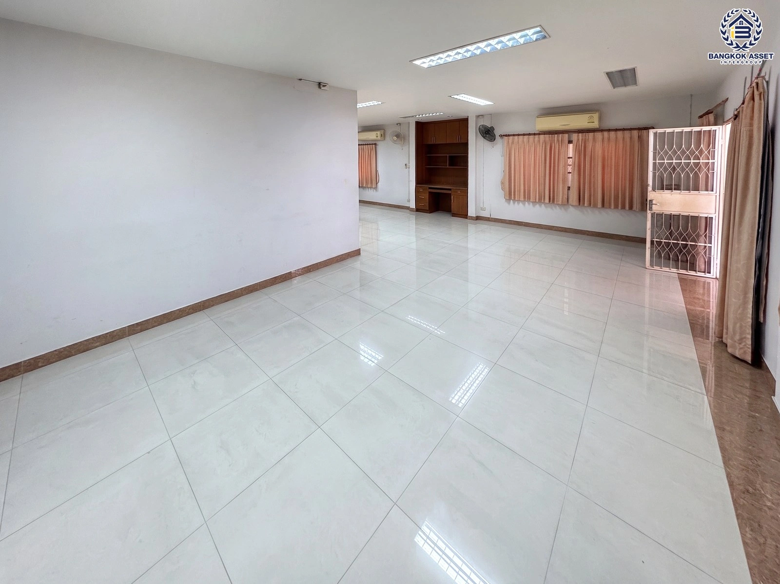 บ้านมือสอง โครงการเพชรเกษม1 บ้านเดี่ยว 2 ชั้น พื้นที่ใช้สอย 180 ตร.ม. 3 ห้องนอน 3 ห้องน้ำ จอดรถ 2 คัน ทำเลเพชรเกษม เดินทางเข้าเมืองสะดวก ใกล้ห้าง โรงพยาบาล โรงเรียน