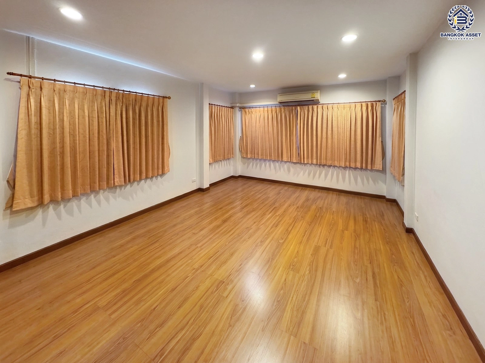 บ้านมือสอง โครงการเพชรเกษม1 บ้านเดี่ยว 2 ชั้น พื้นที่ใช้สอย 180 ตร.ม. 3 ห้องนอน 3 ห้องน้ำ จอดรถ 2 คัน ทำเลเพชรเกษม เดินทางเข้าเมืองสะดวก ใกล้ห้าง โรงพยาบาล โรงเรียน