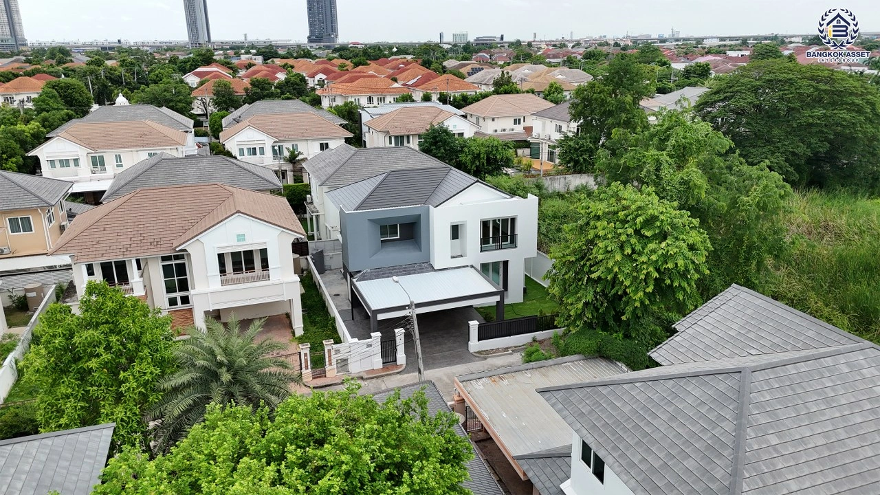 บ้านรีโนเวท โครงการ เพอร์เฟคมาสเตอร์พีซ รัตนาธิเบศร์ หลังใหญ่กว่า 75.6 ตร.ว. พื้นที่ใช้สอย 259.86 ตร.ม. ฟังก์ชัน 4 ห้องนอน 3 ห้องน้ำ จอดรถได้ 3 คัน  บนทำเลเชื่อมต่อทุกการเดินทาง ใกล้รถไฟฟ้าสายสีม่วง "สถานีไทรม้า" และจุดขึ้นทางด่วน "งามวงศ์วาน"