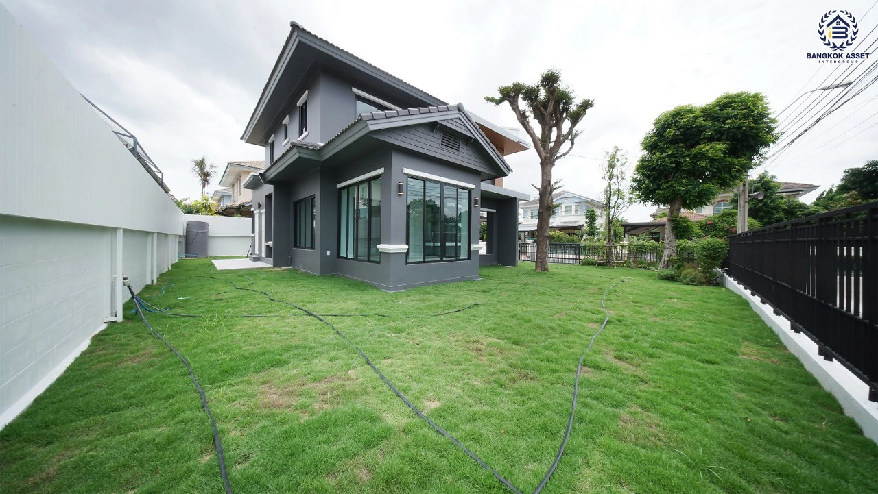 บ้านรีโนเวทใหม่ โครงการ ชัยพฤกษ์ บางบัวทอง เนื้อที่ 117.6 ตร.ว. พื้นที่ใช้สอย 220.34 ตร.ม. ฟังก์ชัน 4 ห้องนอน 3 ห้องน้ำ จอดรถได้ 2 คัน พร้อม Facilities โครงการครบครัน ทำเลติดถนนบางกรวย-ไทรน้อย เชื่อมต่อถนนกาญจนาภิเษก ใกล้เซ็นทรัลนอร์ทวิลล์ และรถไฟฟ้าสายสีม่วง "สถานีบางพลู"