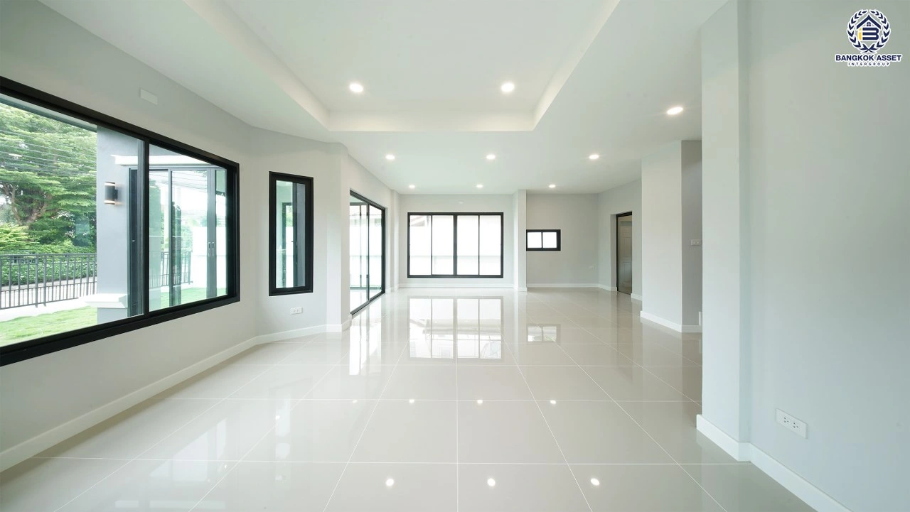 บ้านรีโนเวทใหม่ โครงการ ชัยพฤกษ์ บางบัวทอง เนื้อที่ 117.6 ตร.ว. พื้นที่ใช้สอย 220.34 ตร.ม. ฟังก์ชัน 4 ห้องนอน 3 ห้องน้ำ จอดรถได้ 2 คัน พร้อม Facilities โครงการครบครัน ทำเลติดถนนบางกรวย-ไทรน้อย เชื่อมต่อถนนกาญจนาภิเษก ใกล้เซ็นทรัลนอร์ทวิลล์ และรถไฟฟ้าสายสีม่วง "สถานีบางพลู"