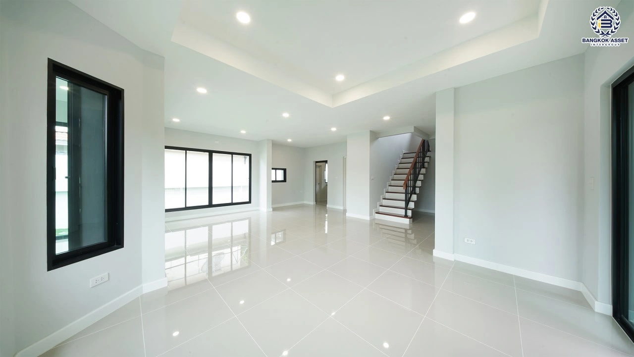 บ้านรีโนเวทใหม่ โครงการ ชัยพฤกษ์ บางบัวทอง เนื้อที่ 117.6 ตร.ว. พื้นที่ใช้สอย 220.34 ตร.ม. ฟังก์ชัน 4 ห้องนอน 3 ห้องน้ำ จอดรถได้ 2 คัน พร้อม Facilities โครงการครบครัน ทำเลติดถนนบางกรวย-ไทรน้อย เชื่อมต่อถนนกาญจนาภิเษก ใกล้เซ็นทรัลนอร์ทวิลล์ และรถไฟฟ้าสายสีม่วง "สถานีบางพลู"