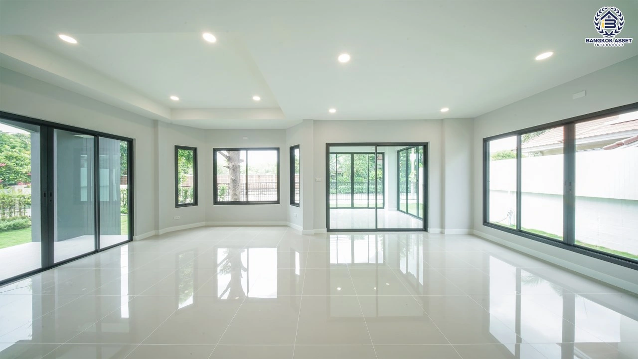 บ้านรีโนเวทใหม่ โครงการ ชัยพฤกษ์ บางบัวทอง เนื้อที่ 117.6 ตร.ว. พื้นที่ใช้สอย 220.34 ตร.ม. ฟังก์ชัน 4 ห้องนอน 3 ห้องน้ำ จอดรถได้ 2 คัน พร้อม Facilities โครงการครบครัน ทำเลติดถนนบางกรวย-ไทรน้อย เชื่อมต่อถนนกาญจนาภิเษก ใกล้เซ็นทรัลนอร์ทวิลล์ และรถไฟฟ้าสายสีม่วง "สถานีบางพลู"