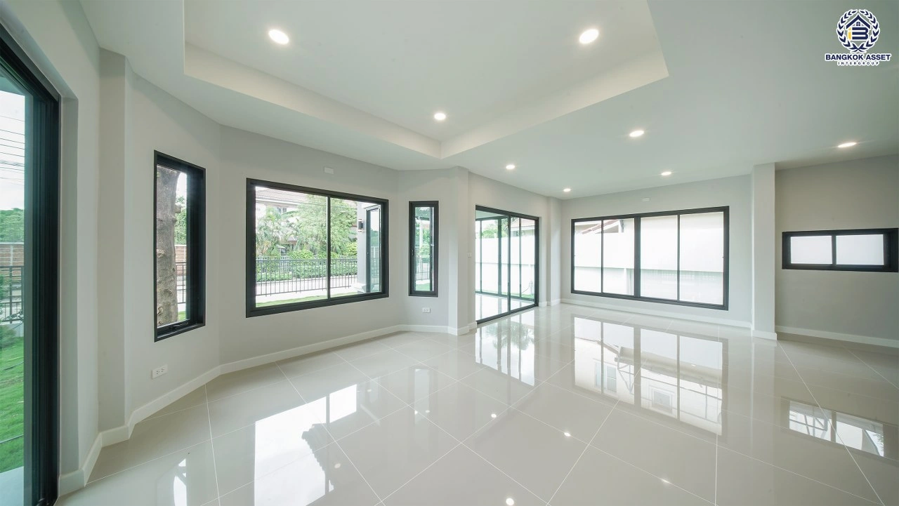 บ้านรีโนเวทใหม่ โครงการ ชัยพฤกษ์ บางบัวทอง เนื้อที่ 117.6 ตร.ว. พื้นที่ใช้สอย 220.34 ตร.ม. ฟังก์ชัน 4 ห้องนอน 3 ห้องน้ำ จอดรถได้ 2 คัน พร้อม Facilities โครงการครบครัน ทำเลติดถนนบางกรวย-ไทรน้อย เชื่อมต่อถนนกาญจนาภิเษก ใกล้เซ็นทรัลนอร์ทวิลล์ และรถไฟฟ้าสายสีม่วง "สถานีบางพลู"
