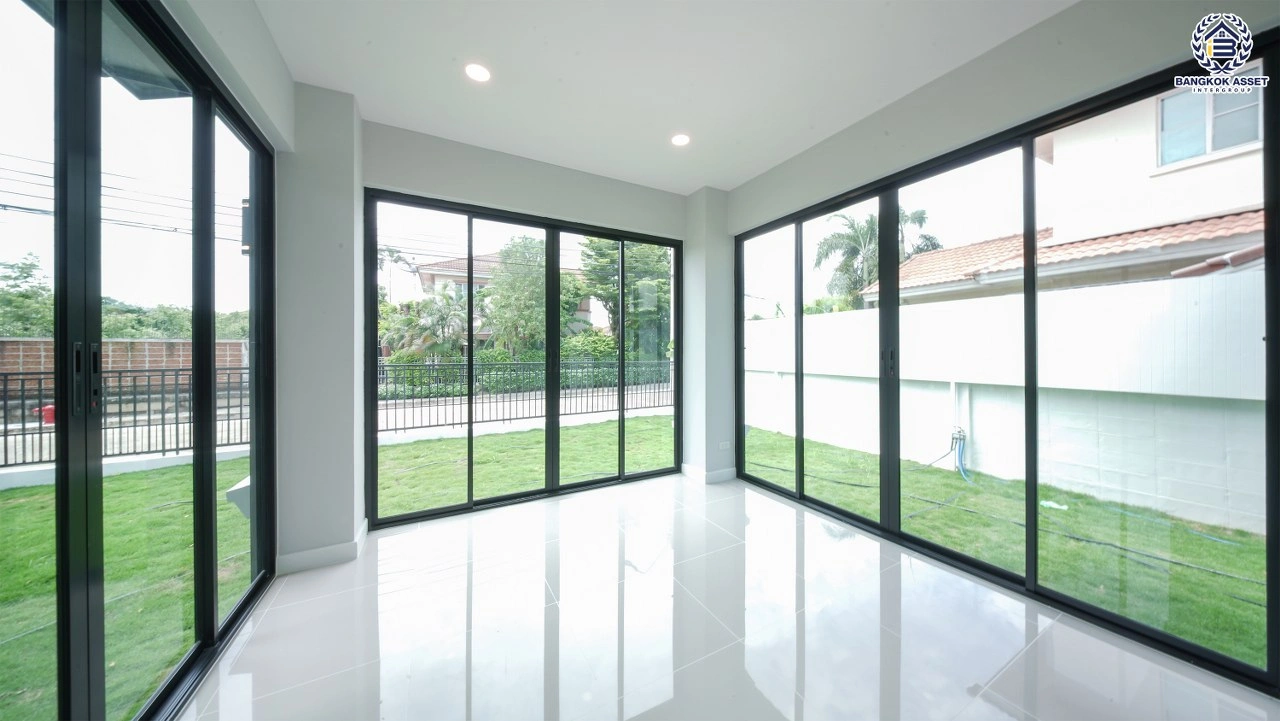 บ้านรีโนเวทใหม่ โครงการ ชัยพฤกษ์ บางบัวทอง เนื้อที่ 117.6 ตร.ว. พื้นที่ใช้สอย 220.34 ตร.ม. ฟังก์ชัน 4 ห้องนอน 3 ห้องน้ำ จอดรถได้ 2 คัน พร้อม Facilities โครงการครบครัน ทำเลติดถนนบางกรวย-ไทรน้อย เชื่อมต่อถนนกาญจนาภิเษก ใกล้เซ็นทรัลนอร์ทวิลล์ และรถไฟฟ้าสายสีม่วง "สถานีบางพลู"