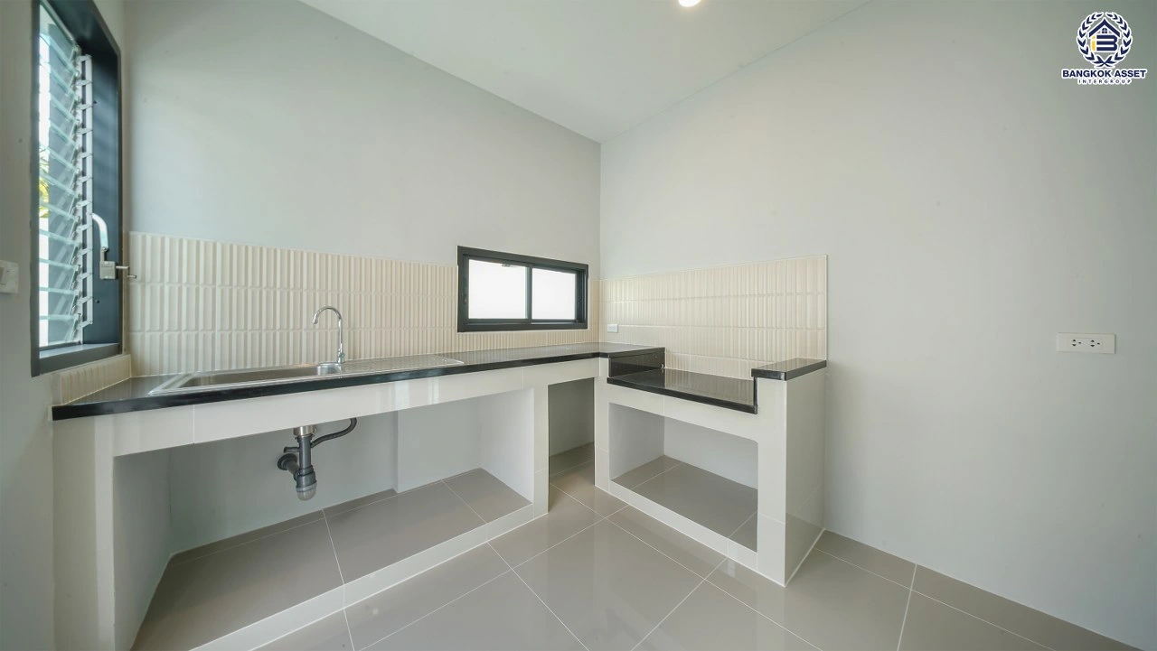 บ้านรีโนเวทใหม่ โครงการ ชัยพฤกษ์ บางบัวทอง เนื้อที่ 117.6 ตร.ว. พื้นที่ใช้สอย 220.34 ตร.ม. ฟังก์ชัน 4 ห้องนอน 3 ห้องน้ำ จอดรถได้ 2 คัน พร้อม Facilities โครงการครบครัน ทำเลติดถนนบางกรวย-ไทรน้อย เชื่อมต่อถนนกาญจนาภิเษก ใกล้เซ็นทรัลนอร์ทวิลล์ และรถไฟฟ้าสายสีม่วง "สถานีบางพลู"